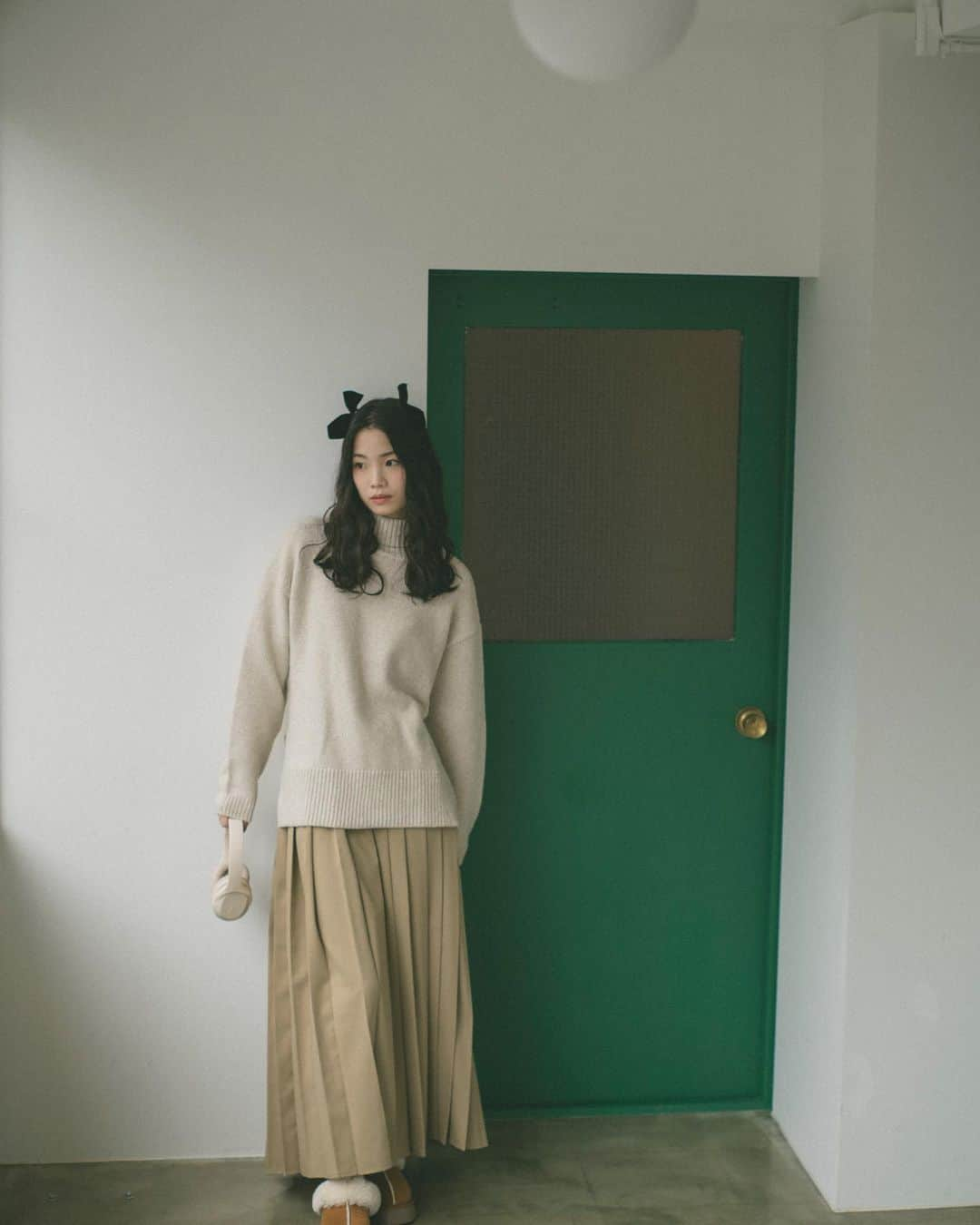 Vannie Officialさんのインスタグラム写真 - (Vannie OfficialInstagram)「23 WINTER COLLECTION.   rame turtleneck over knit ivory / pink / blue / gray ¥5,390(tax in)  ︎︎ basic pleats long skirt gray / beige / other S / M ¥5,390(tax in)  ︎︎ #vannie_u #ヴァニーユー」12月16日 19時01分 - vannie__u