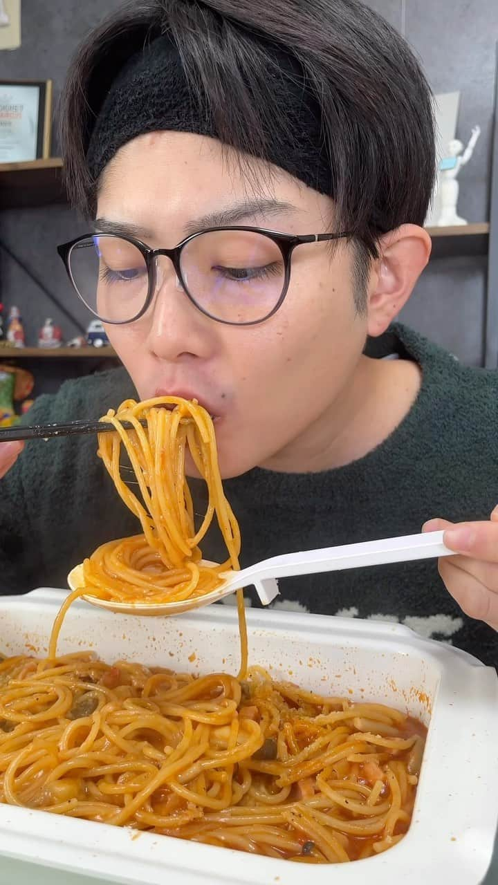 ぴーきちのインスタグラム：「休日の朝ごはんをご紹介！ 妻にはどんだけ食うねんって毎度言われております😂  【ベーコンとキノコのトマトパスタ 】 〈材料〉 パスタ300g 厚切りベーコン 80g キノコ(お好み3種) 200g  (舞茸、しめじ、マッシュルーム)  トマト缶 200g 水 600g 顆粒コンソメ 大さじ3 ニンニク 3かけ  粉チーズ適量 塩 ひとつまみ  オリーブオイル 適量 （仕上げ用材料 ）ゆ 黒胡椒 適量 粉チーズ適量  オリーブオイル 適量  〈作り方〉 ①ベーコンは1cm幅に切り、キノコは食べやすい大きさに手でさく。ニンニクはみじん切りにする。 ②フライパンにニンニクとオリーブオイルを入れ、火にかけ弱火でじっくりとオイルにニンニクの香りを移していく。 ③ニンニクが色づきはじめたら、ベーコンとキノコを入れ軽く塩をし炒める。 ④トマト缶を加え軽く水分を飛ばし、水、顆粒コンソメ、塩ひとつまみを加え沸騰させる。 ⑤沸騰したら、パスタを入れる。 ⑥パスタが茹で上がったら火を止めてオリーブオイルとピザ用チーズを加え混ぜ合わせる。 ⑦仕上げに黒胡椒、粉チーズ、オリーブオイルをかける。  ～～～～～～～～～～～～～～～～～～～～～～～～～～～～～～～～～～  レシピ本第二弾「おつかれごはん おかわり」作っちゃいました！ Amazonや楽天でチェックしてみてくださーーーーい🥰✨  #おつまみ  #おうち時間  #おうち居酒屋  #料理動画  #料理レシピ  #簡単レシピ  #簡単おつまみ  #おかず  #レシピ」