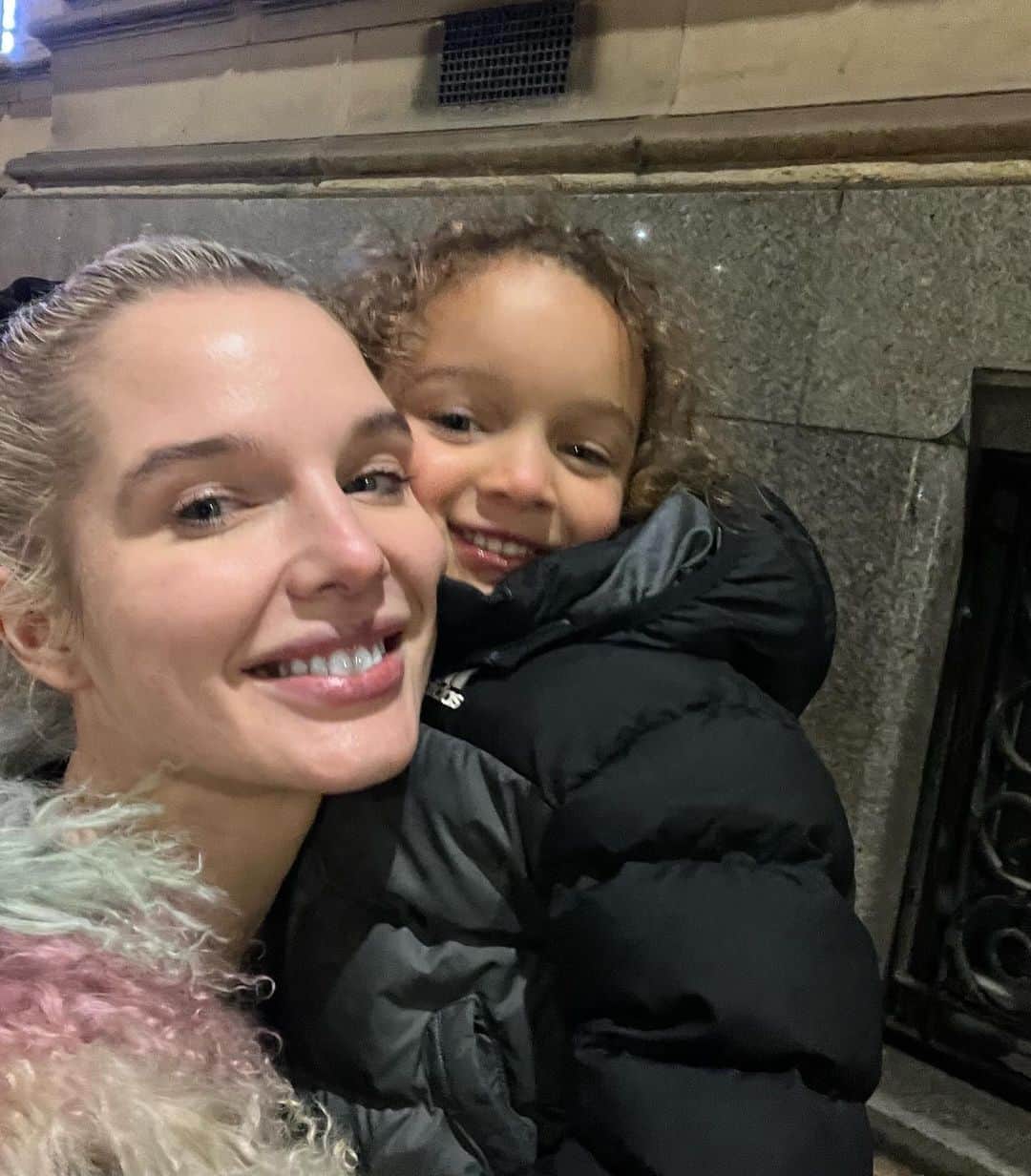 ヘレン・フラナガンのインスタグラム：「My 3 angels 🌍🤍✨ love our special bonds ✨」
