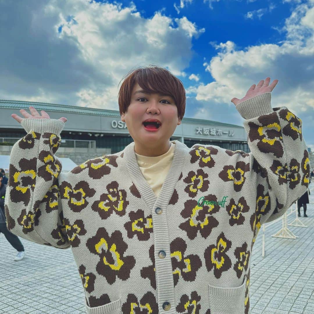 じんじん【パパラピーズ】さんのインスタグラム写真 - (じんじん【パパラピーズ】Instagram)「初めての大阪城ホール！！興奮🫶💖  そこで40年以上つづくのサントリー1万人の第九をみてきました🥺 1万人以上の人が一斉に合唱するのを生で聴けて終始鳥肌が立つほど興奮してました…🥺✨  #PR #サントリー1万人の第九　 #サントリー」12月16日 19時11分 - jinjiiiindao