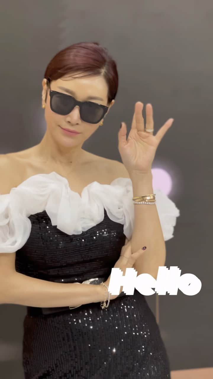 ピョン･ジョンスのインスタグラム：「달바가 달바하네요  Cj에서 1등세럼 ! 달바남매가 한껀합니당!!! 🤣🤣🤣🤣🤣🤣🤣 Cj홈 7:30pm  좀 있다 만나요  #2024 coming soon 방심은 금물 !콜라겐세럼 챙기세용  크리스마스 특집이에요」