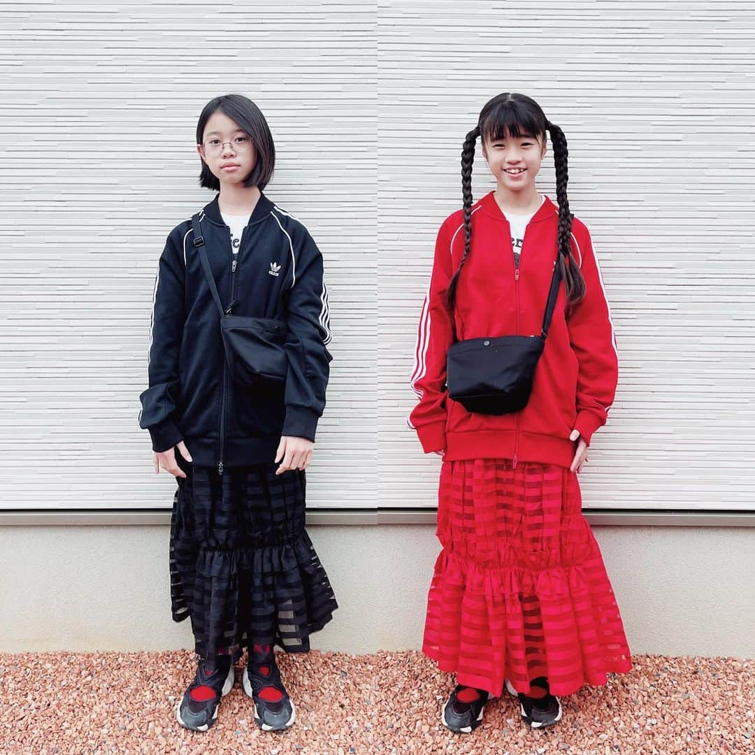 ぴよ。こぱ。さんのインスタグラム写真 - (ぴよ。こぱ。Instagram)「adidasジャージ⚫️🔴× skirt × sneaker 中学生の服装がどんなのかよく分からない母だから、もう着せたい2人に似合うのを考えるのみ。笑  #wear更新 #wear更新しました #wear #zozotown #zozotown購入品 #wearista #wearistakids」12月16日 19時18分 - uca.34