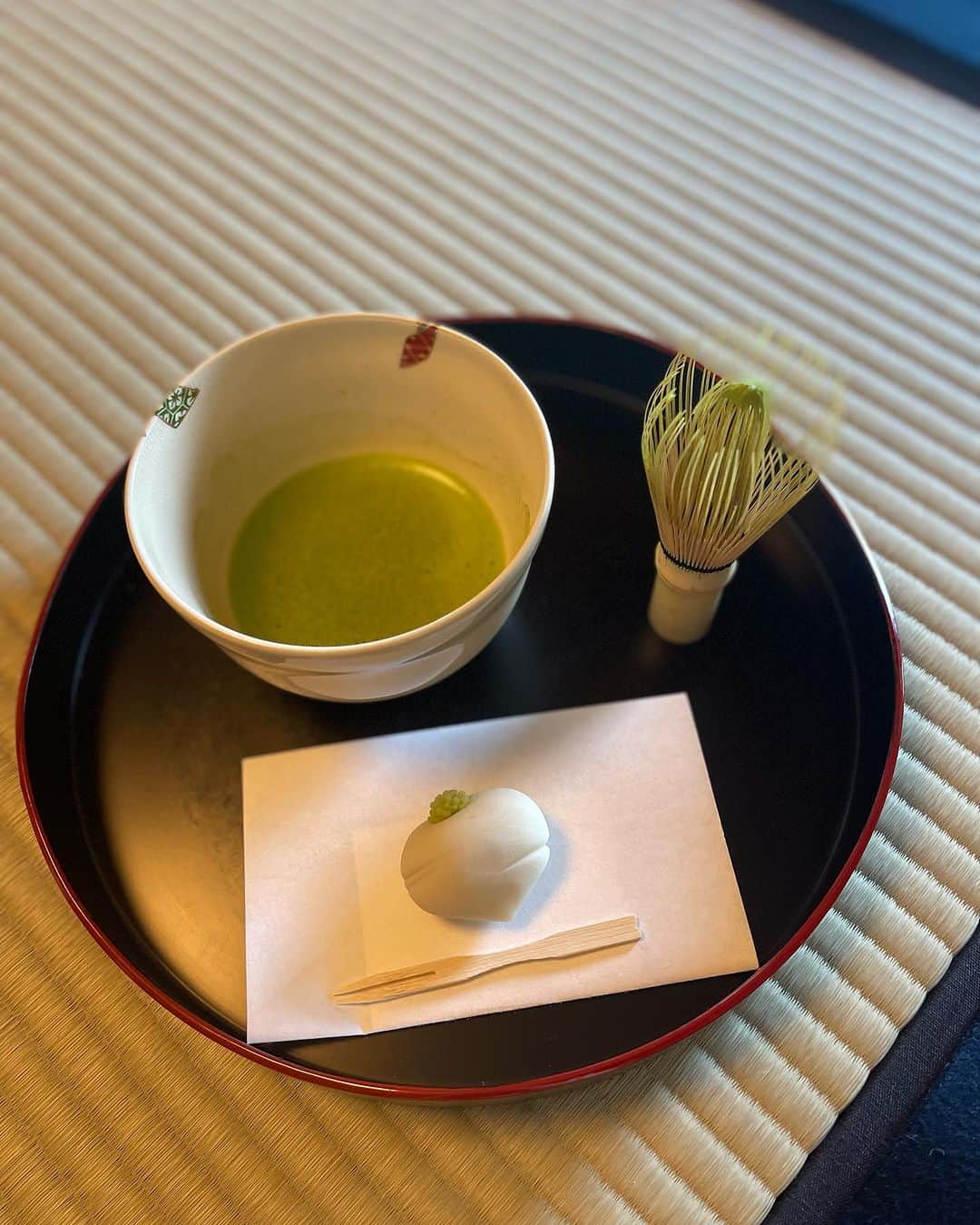 荒木麻里子さんのインスタグラム写真 - (荒木麻里子Instagram)「今年最後の @syumatsu_sanpo のロケは、 ふじのくに茶の都ミュージアムへ。 世界中のお茶の歴史や茶道体験、 自分でお茶のブレンドもできます！ 周りを茶畑に囲まれたのどかな自然の中にあり、 仕事なのにとっても癒されました☺️🍁 放送は来年1月、フリーペーパー「月刊トコチャン」にも掲載されますよ。 . . @tea_museum_shizuoka  #ふじのくに茶の都ミュージアム #緑茶 #抹茶 #macha #ocha #tea #shizuoka」12月16日 19時30分 - marilyn198612