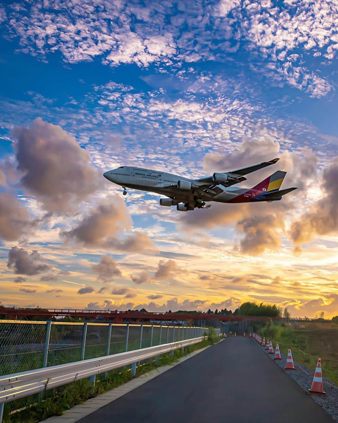 アシアナ航空日本地域公式アカウントさんのインスタグラム写真 - (アシアナ航空日本地域公式アカウントInstagram)「𝘼𝙨𝙞𝙖𝙣𝙖 𝙖𝙞𝙧𝙡𝙞𝙣𝙚✈️  ┈┈┈┈┈┈┈┈┈┈ 移り変わりゆく秋空と ボーイング747-400✈  夕刻の秋空はなんともいえない贅沢な景色です。  撮影ありがとうございます！ 📸@avia_tion1105  ┈┈┈┈┈┈┈┈┈┈   #アシアナ航空 #アシアナ #ASIANA #asianaair #asianaairlines #OZ #Flyasiana #韓国 #korea #韓国旅行 #✈️#B747 #ボーイング747 #飛行機 #飛行機写真 #飛行機のある風景 #秋空 #flyoz」12月16日 19時30分 - asiana.jp_official