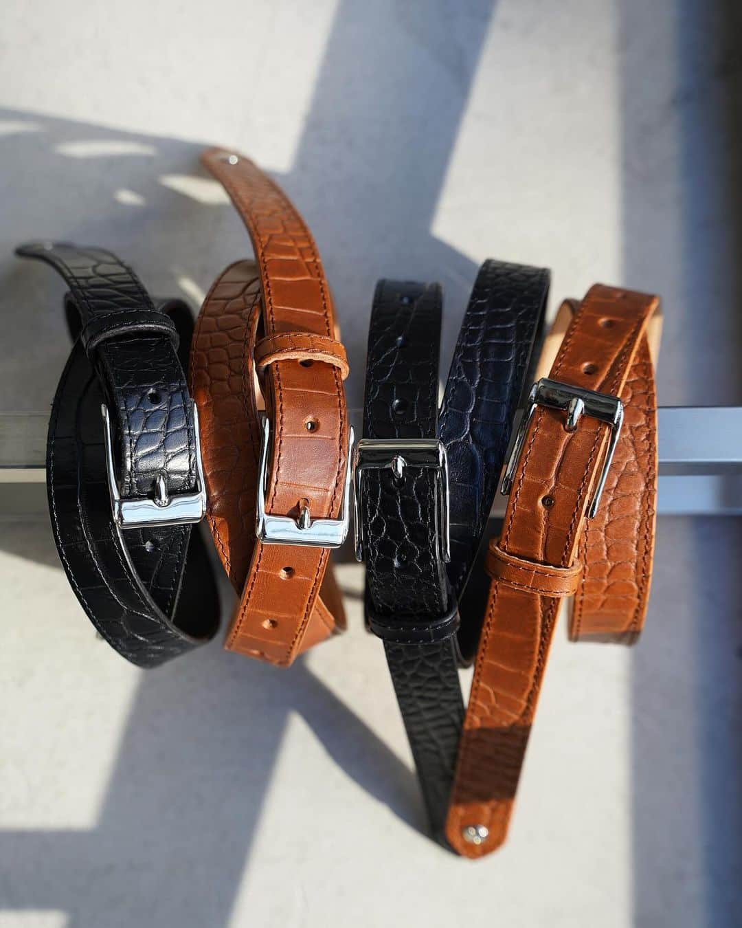 1LDKのインスタグラム：「〈 MASTER&Co. 〉 ⁡ “CROCODILE BELT Customized by 1LDK®︎” COL: BLACK / BROWN  SIZE: 32 (全長103cm) / 34 (全長109cm) ¥14,080 TAX IN ⁡ 海外の高品質な素材と日本技術のドッキング、 職人によるジャパンメイドを発信するブランド「MASTER&Co.」に製作を依頼したカスタムベルト。 ⁡ 先シーズンに引き続きクロコダイルの型押しレザーを使用したモデルをベースに小ぶりでシャープなシルバーバックルに変更。 ⁡ タックインスタイルが再注目される中、さりげなく腰回りにアクセントを加えてくれる一本です。 ⁡ 取扱店舗 1LDK AOYAMA ( @1ldk_aoyama ) 1LDK kyoto ( @1ldk_kyoto ) 1LDK ONLINE STORE ⁡ #masterandco @masterandco.official #1ldk #1ldkaoyama #1ldkkyoto #1ldkshopofficial」