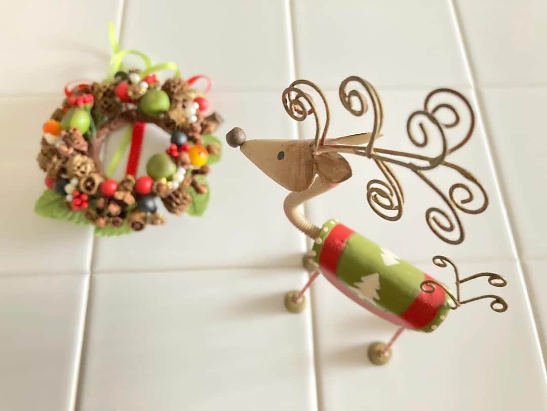 石崎佳代子さんのインスタグラム写真 - (石崎佳代子Instagram)「🎄 毎年同じものですが、 クリスマスの飾りを出しました。  博多駅のクリスマスマーケットの スパイスリースは、10年近く経っても しっかりスパイスの香りが残っています。  しかし、飾る場所がここで良いのか？ という問題は、毎年先送りのまま…😅  #クリスマスリース  #クリスマスマーケット  #クリスマス雑貨  #クリスマスインテリア  #トナカイ」12月16日 19時23分 - kayoko_ishizaki