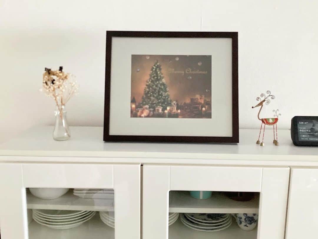 石崎佳代子さんのインスタグラム写真 - (石崎佳代子Instagram)「🎄 毎年同じものですが、 クリスマスの飾りを出しました。  博多駅のクリスマスマーケットの スパイスリースは、10年近く経っても しっかりスパイスの香りが残っています。  しかし、飾る場所がここで良いのか？ という問題は、毎年先送りのまま…😅  #クリスマスリース  #クリスマスマーケット  #クリスマス雑貨  #クリスマスインテリア  #トナカイ」12月16日 19時23分 - kayoko_ishizaki
