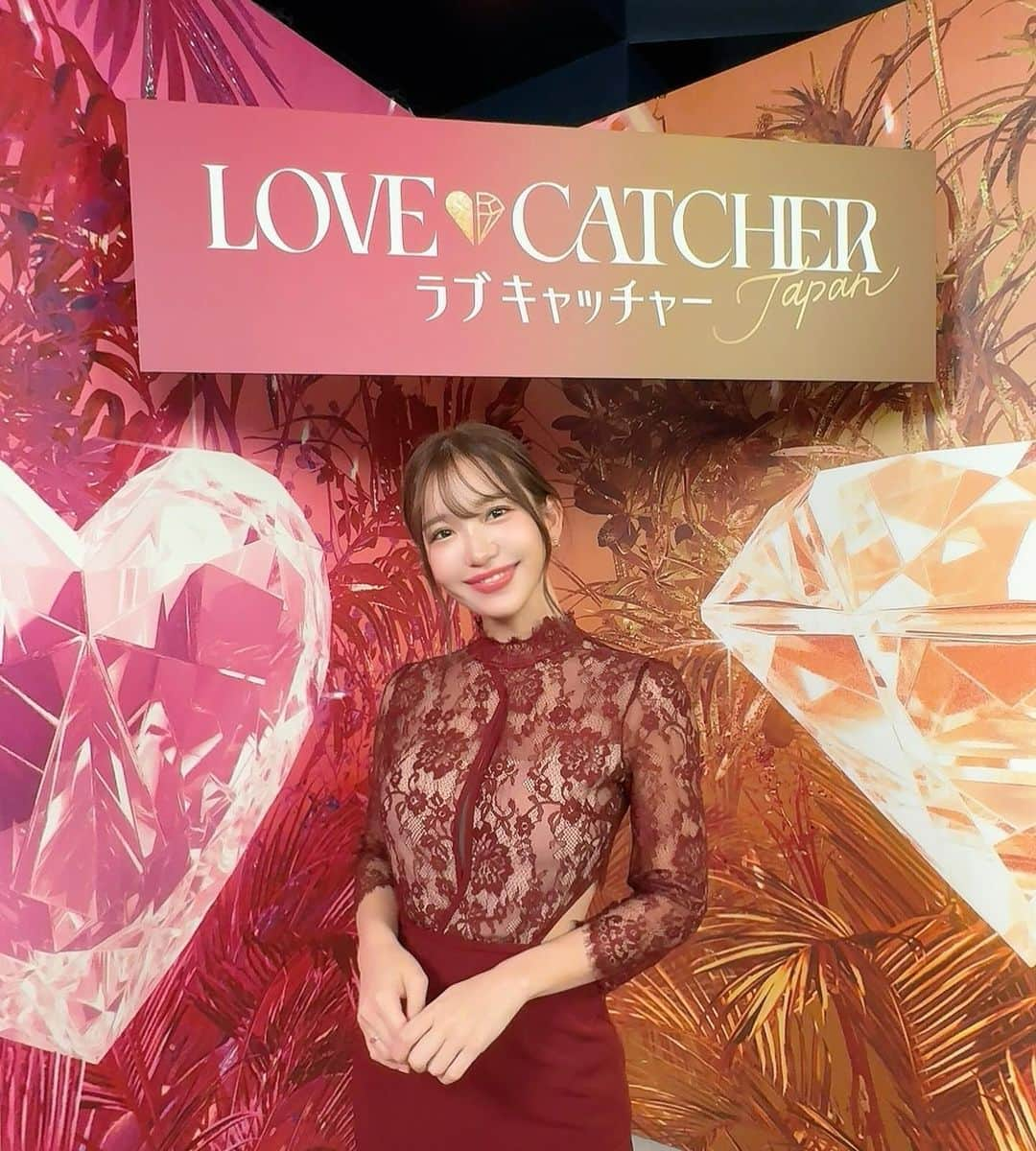 COCOのインスタグラム：「ABEMAのオリジナル新作番組 『LOVE CATCHER Japan』が今夜22:00から放送開始🌹 一足お先に番組のレセプションパーティー にお邪魔させて頂きました✨  “愛”か“お金”か究極の選択をした男女10人が自分が選んだ正体を隠した状態で恋愛ゲームに参加。真実の愛を見つける「ラブキャッチャー」か、賞金500万円を狙う「マネーキャッチャー」のいずれかを事前に選択。「ラブキャッチャー」は「マネーキャッチャー」に騙されずに真実の愛をみつけられるかが鍵となる… 最後に愛か、金を手に入れるのは誰なのか？？  予想しながら男女の心理戦を楽しめる内容で ハラハラドキドキしながら楽しませて頂きました🥹💖 これは女子会で皆と観たら楽しそう🔥  ぜひ皆様ま今夜22:00〜ご覧ください☺️ https://abema.tv/channels/abema-special/slots/Cc9jar5BQk8TpB?utm_medium=social&utm_source=instagram&utm_campaign=cast_ig_lovecatcher_reception_ap_free_slot_Cc9jar5BQk8TpB  #PR #ラブキャッチャー」