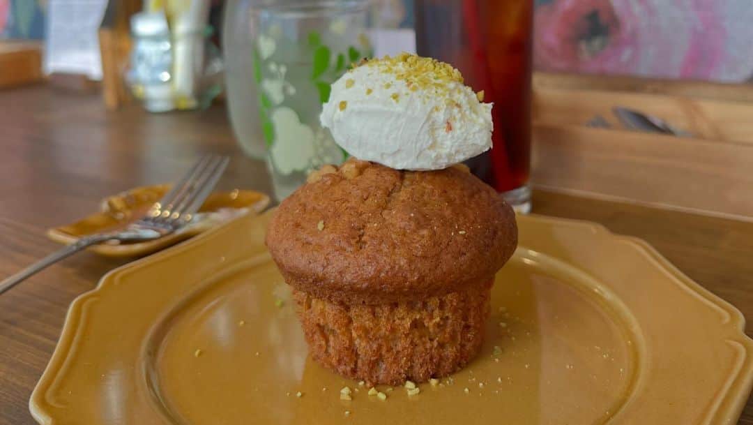 日高優希さんのインスタグラム写真 - (日高優希Instagram)「🥕🧁  この間のお休みの日に、以前取材でお世話になったお店へ行ってきました！  こちらのキャロットケーキ、程よくシナモンが効いていてしっとりなのにふわふわでとっても美味しいんです💗  店長さんとお話しながらのんびりといただいて、慌しい師走にほっこり幸せなひとときを過ごせました🐇  みなさんも忙しいときこそご自愛くださいね☺︎  ではあすの新潟一番サンデープラスでお会いしましょう〜  #休日 #カフェ活 #新潟カフェ #新潟スイーツ #Merci #キャロットケーキ #🥕 #TeNY #テレビ新潟 #アナウンサー #日高優希」12月16日 19時28分 - yuki_hidaka_teny