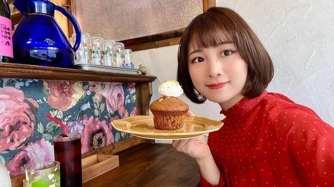 日高優希のインスタグラム：「🥕🧁  この間のお休みの日に、以前取材でお世話になったお店へ行ってきました！  こちらのキャロットケーキ、程よくシナモンが効いていてしっとりなのにふわふわでとっても美味しいんです💗  店長さんとお話しながらのんびりといただいて、慌しい師走にほっこり幸せなひとときを過ごせました🐇  みなさんも忙しいときこそご自愛くださいね☺︎  ではあすの新潟一番サンデープラスでお会いしましょう〜  #休日 #カフェ活 #新潟カフェ #新潟スイーツ #Merci #キャロットケーキ #🥕 #TeNY #テレビ新潟 #アナウンサー #日高優希」