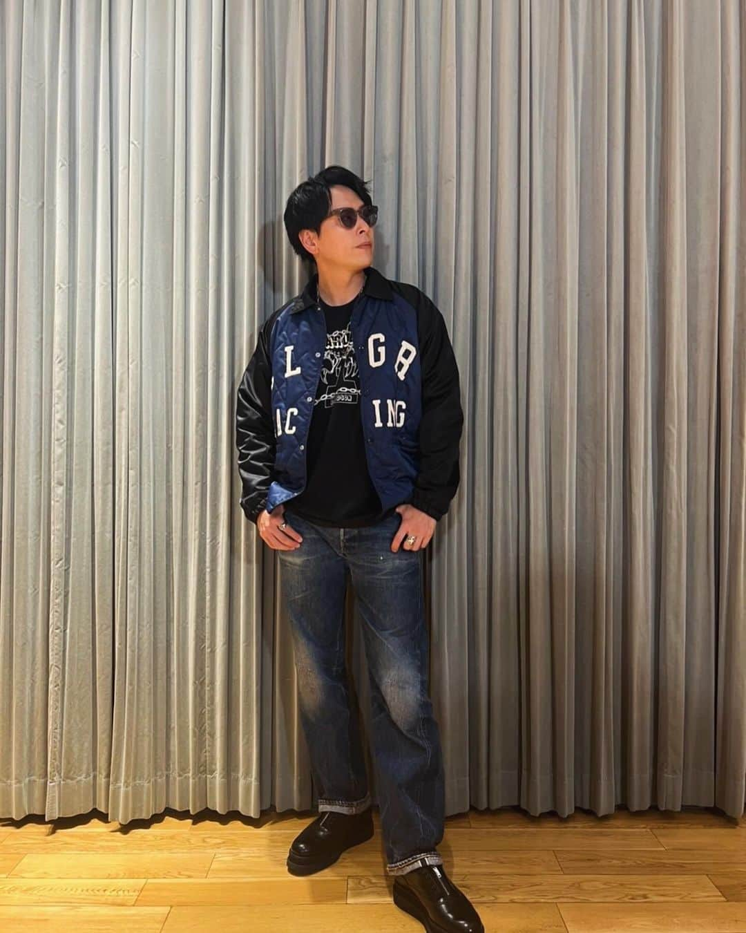 山下健二郎のインスタグラム：「12月だけどめちゃくちゃ暖かい😂✨ 今日も三代目で仕事でした✨👌✨お楽しみに👍  #三代目jsoulbrothers  #ヴィンテージ」