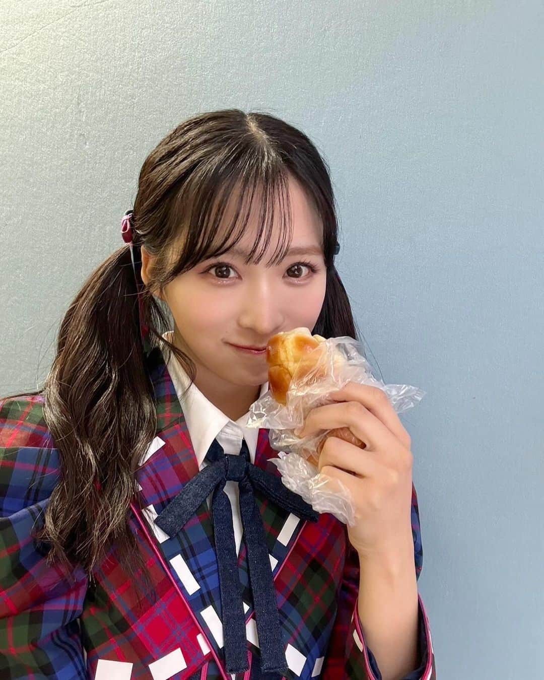 小栗有以のインスタグラム：「北海道はおいしいものが 多くて困っちゃう🤤➰  ちくわパンも美味しいよね🥯♡ 色んな北海道名物を頂きました！  #北海道 #ファンミーティング #ちくわぱん #ソフトカツゲン #じゃがポックル#白い恋人」