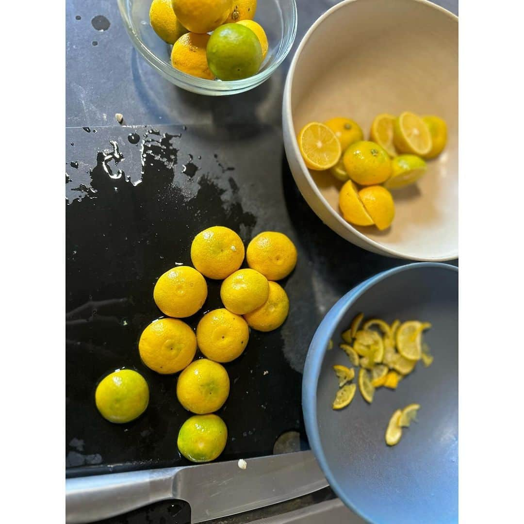 小林有里さんのインスタグラム写真 - (小林有里Instagram)「♡ 『おチビ じゃむを作るの巻』🍊✨ . . 黄いろくなっちゃったカボスたちと、 実家から貰ったゆず2つ♡ . ジャムはいつも圧力鍋です🫡 (種はお茶パックにまとめて一緒に♡) . . 家中甘酸っぱい☺️🍊 . . . . #小林家の休日 #ジャム作り」12月16日 19時56分 - lilyshandmade