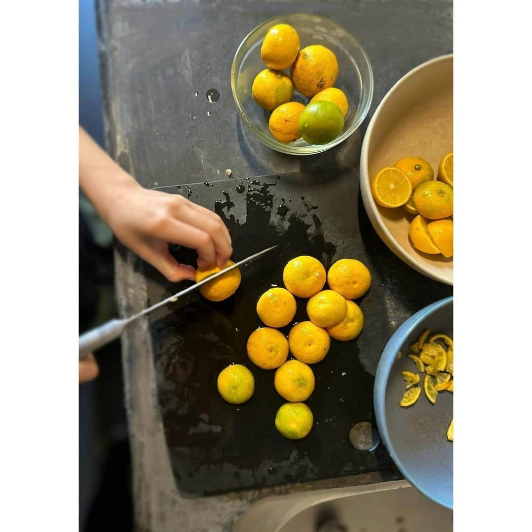 小林有里のインスタグラム：「♡ 『おチビ じゃむを作るの巻』🍊✨ . . 黄いろくなっちゃったカボスたちと、 実家から貰ったゆず2つ♡ . ジャムはいつも圧力鍋です🫡 (種はお茶パックにまとめて一緒に♡) . . 家中甘酸っぱい☺️🍊 . . . . #小林家の休日 #ジャム作り」