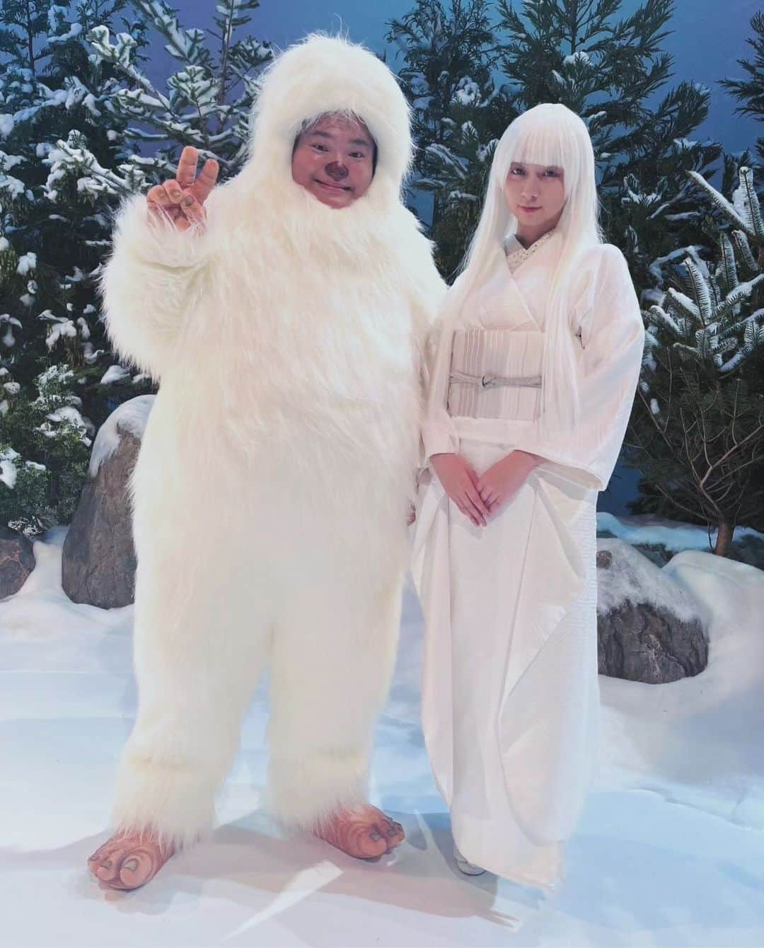 富栄ドラムさんのインスタグラム写真 - (富栄ドラムInstagram)「『雪男と雪女』上白石萌歌さんとのオフショットです📸✨ スゴく魅力的で☃️芝居せずとも本当に吸い込まれてしまいました👀👏 果たしてその後二人はどうなったのでしょうか🤔？㊙️ #富栄ドラム #上白石萌歌 #life人生に捧げるコント」12月16日 19時53分 - tomisakae