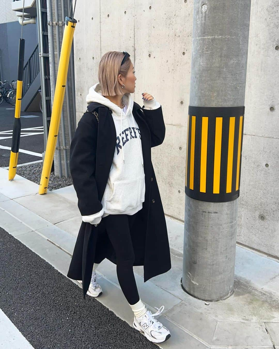 annaのインスタグラム：「.  この前も着てたロングコート🖤🖤 今日はかなりカジュアルに🫶 キレイめコーデからいろんな合わせ出来るから かなり使い回せていんだよね🥰💓 しかも安い〜🙏❤️‍🔥  @riberry.official   #riberry#riberry_snap#リベリー#zozotown#ゾゾタウン#冬コーデ#パーカーコーデ#スキニーパンツ#カジュアルコーデ#大人カジュアルコーデ#オトナカジュアルコーデ#ゆるコーデ#158cmコーデ#骨格ナチュラルコーデ#きょこ#30代ファッション#30代コーデ#海外ファッション#プチプラコーデ#プチプラ#スニーカーコーデ」