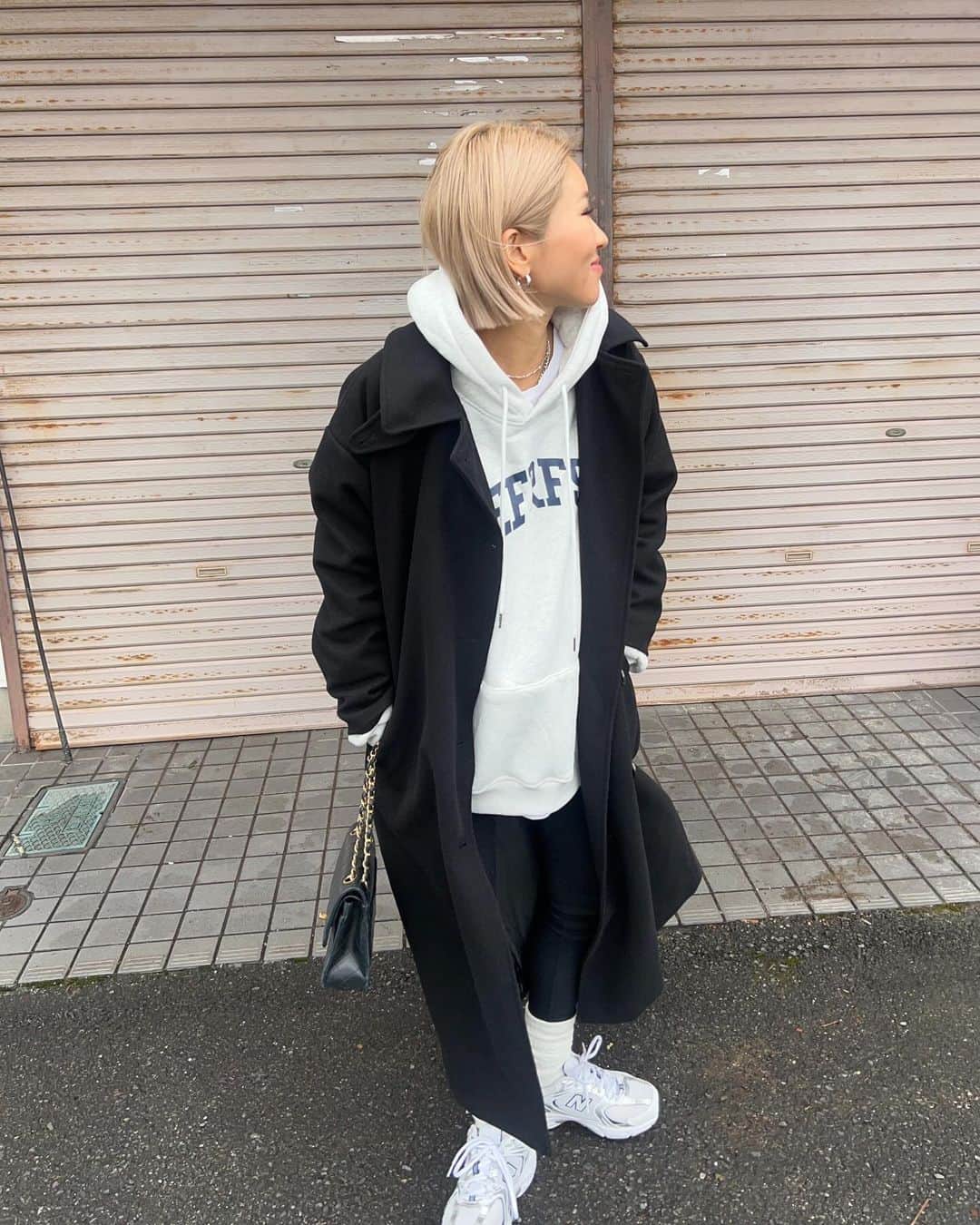 annaさんのインスタグラム写真 - (annaInstagram)「.  この前も着てたロングコート🖤🖤 今日はかなりカジュアルに🫶 キレイめコーデからいろんな合わせ出来るから かなり使い回せていんだよね🥰💓 しかも安い〜🙏❤️‍🔥  @riberry.official   #riberry#riberry_snap#リベリー#zozotown#ゾゾタウン#冬コーデ#パーカーコーデ#スキニーパンツ#カジュアルコーデ#大人カジュアルコーデ#オトナカジュアルコーデ#ゆるコーデ#158cmコーデ#骨格ナチュラルコーデ#きょこ#30代ファッション#30代コーデ#海外ファッション#プチプラコーデ#プチプラ#スニーカーコーデ」12月16日 19時54分 - 12anna23