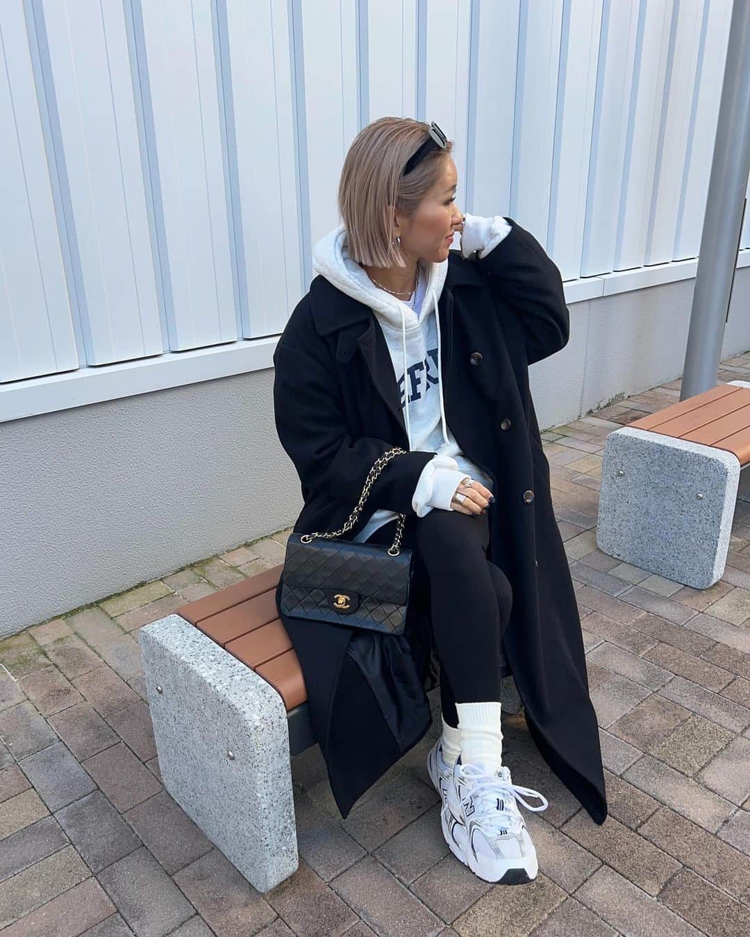 annaさんのインスタグラム写真 - (annaInstagram)「.  この前も着てたロングコート🖤🖤 今日はかなりカジュアルに🫶 キレイめコーデからいろんな合わせ出来るから かなり使い回せていんだよね🥰💓 しかも安い〜🙏❤️‍🔥  @riberry.official   #riberry#riberry_snap#リベリー#zozotown#ゾゾタウン#冬コーデ#パーカーコーデ#スキニーパンツ#カジュアルコーデ#大人カジュアルコーデ#オトナカジュアルコーデ#ゆるコーデ#158cmコーデ#骨格ナチュラルコーデ#きょこ#30代ファッション#30代コーデ#海外ファッション#プチプラコーデ#プチプラ#スニーカーコーデ」12月16日 19時54分 - 12anna23