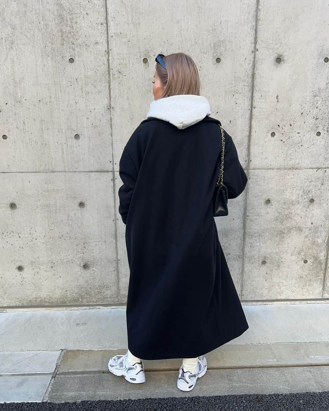 annaさんのインスタグラム写真 - (annaInstagram)「.  この前も着てたロングコート🖤🖤 今日はかなりカジュアルに🫶 キレイめコーデからいろんな合わせ出来るから かなり使い回せていんだよね🥰💓 しかも安い〜🙏❤️‍🔥  @riberry.official   #riberry#riberry_snap#リベリー#zozotown#ゾゾタウン#冬コーデ#パーカーコーデ#スキニーパンツ#カジュアルコーデ#大人カジュアルコーデ#オトナカジュアルコーデ#ゆるコーデ#158cmコーデ#骨格ナチュラルコーデ#きょこ#30代ファッション#30代コーデ#海外ファッション#プチプラコーデ#プチプラ#スニーカーコーデ」12月16日 19時54分 - 12anna23