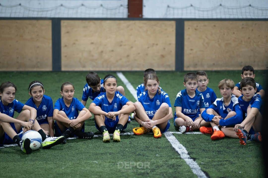 デポルティーボ・ラ・コルーニャさんのインスタグラム写真 - (デポルティーボ・ラ・コルーニャInstagram)「👨‍🏫⚽️ Yeremay pechou o primeiro trimestre da terceira quenda da #EscolaRCDeportivo de Alvedro  ➡️ Os alumnos e as alumnas puideron facer preguntas, pedir autógrafos e facerse fotos co '10' branquiazul  ℹ️ Toda a info en 🔗 rcdeportivo.es」12月16日 20時00分 - rcdeportivo