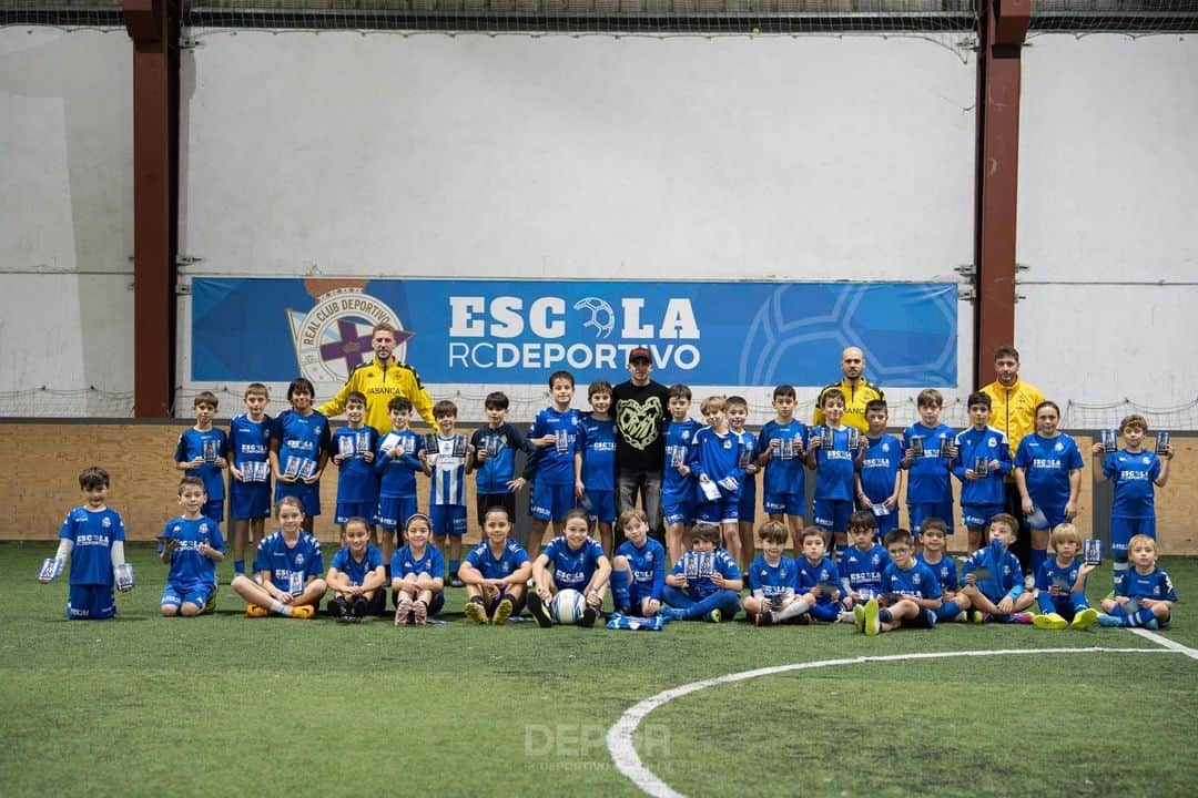 デポルティーボ・ラ・コルーニャのインスタグラム：「👨‍🏫⚽️ Yeremay pechou o primeiro trimestre da terceira quenda da #EscolaRCDeportivo de Alvedro  ➡️ Os alumnos e as alumnas puideron facer preguntas, pedir autógrafos e facerse fotos co '10' branquiazul  ℹ️ Toda a info en 🔗 rcdeportivo.es」