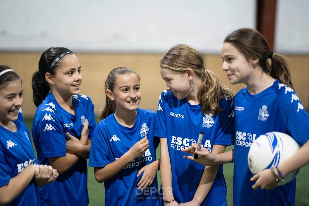 デポルティーボ・ラ・コルーニャさんのインスタグラム写真 - (デポルティーボ・ラ・コルーニャInstagram)「👨‍🏫⚽️ Yeremay pechou o primeiro trimestre da terceira quenda da #EscolaRCDeportivo de Alvedro  ➡️ Os alumnos e as alumnas puideron facer preguntas, pedir autógrafos e facerse fotos co '10' branquiazul  ℹ️ Toda a info en 🔗 rcdeportivo.es」12月16日 20時00分 - rcdeportivo