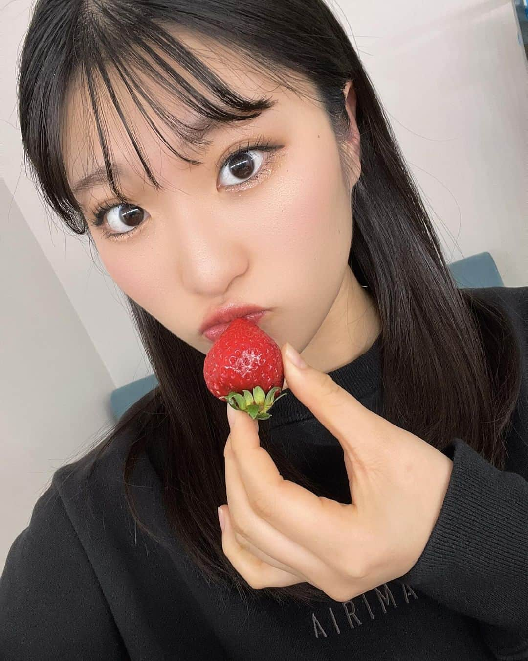 住田悠華のインスタグラム：「🍓🍓🍓  本日は！#strawberryparty でした💕 2回目🫣 #ストガ さん、呼んでいただきありがとうございました🫶  今回は、イラインデブ－をカバーさせていただいて凄く嬉しかったです💗  そして楽しい撮影もしてきて🫣 はやくみんなにお伝えしたいですなぁ！  明日からは、30日のライブリハ💪 そして加入3周年🫶  明日も頑張ります☺️  #idol #アイドル #苺 #strawberry #いちご #食べるの大好き #fyp #18 #05 #アプガ #アップアップガールズ仮 #住田悠華」