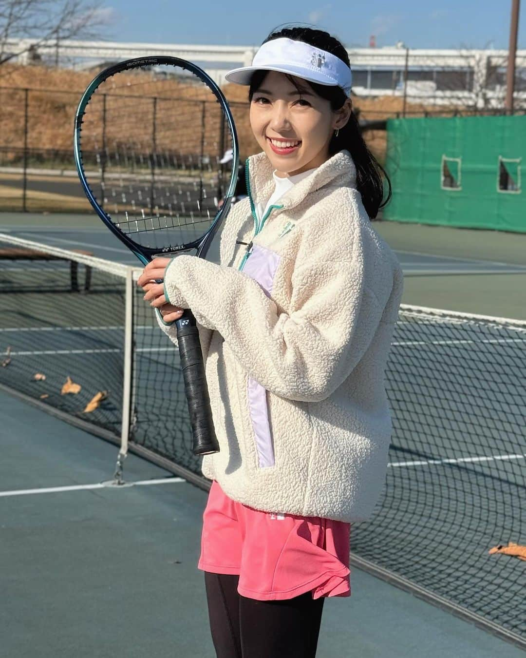 川又智菜美のインスタグラム：「プロ選手たちの試合みてたら 自分もテニスしたくなっちゃいました🎾笑 ⁡ 私は選手のウォームアップの時間 どう打ってるのか集中してみてます👀 ⁡ 今は特にボレーに注目していて、、 選手たちパーンといとも簡単そうに打つんですよね🤔 無駄な動きがなくて美しい。 もちろん変に振ったりとかもないけど ガッチガチに固めてる感じもない、、 ⁡ ふむふむ、、 ⁡ この良いイメージをもって、 次のテニスするぞ〜！！！✊ ⁡ #テニス #テニス女子」