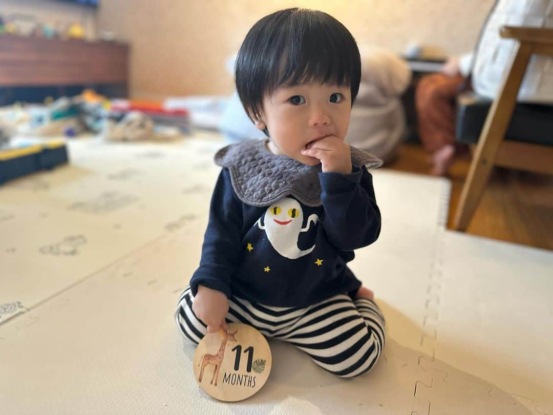 氷浦紫のインスタグラム：「#11monthsold  弟くん、もう11ヶ月。来月はもう1歳！！早すぎるって。まだ赤ちゃんで居て…… 最近は手を引いてもらって歩く練習が楽しいみたいで、パパに連れられてお風呂まで歩いてきてくれます。めちゃくちゃ可愛い。 食べるのも上手で、おかわりを要求されることもしばしば。  #happyanniversary  #11monthsbaby   #20231214」