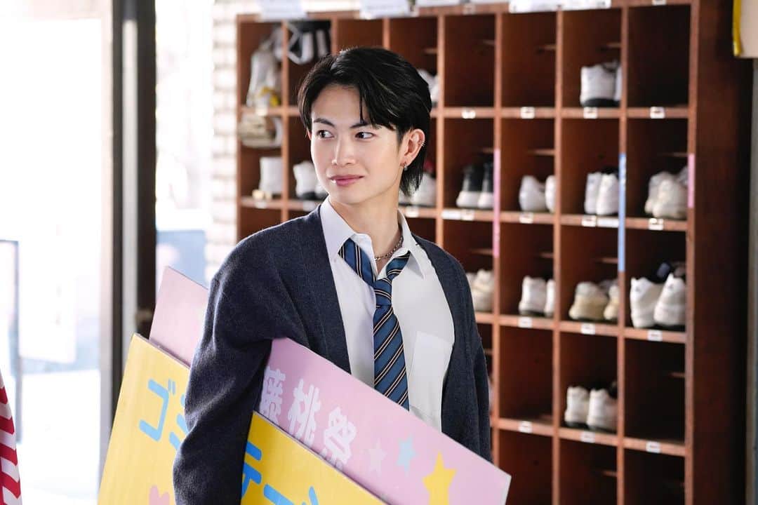 綱啓永さんのインスタグラム写真 - (綱啓永Instagram)「映画『恋わずらいのエリー』 高城礼雄役で出演致します。  僕が演じる礼雄は、紗羅ちゃんに一途で熱い想いを持った2年生の先輩です。 何歳まで制服着れるかな〜まだまだ行けそうですね！  昨日の時点で気付いてるつなマルが沢山いてさすがに凄くて一人で沸いてました☁️ お楽しみに！  2024年3月15日(金)全国公開です🎥  @_lovesickellie_  #恋わずらいのエリー #妄想バンザイ  #えりつぃん #高城礼雄」12月16日 20時16分 - tsuna_keito