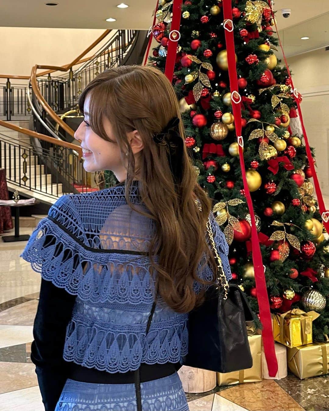 石崎日梨さんのインスタグラム写真 - (石崎日梨Instagram)「⁡ ベロアリボンアレンジ~🐈‍⬛🎄 友人の結婚式へ!!」12月16日 20時17分 - ishizaki_hina0123