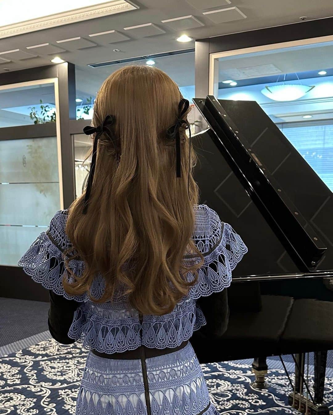石崎日梨さんのインスタグラム写真 - (石崎日梨Instagram)「⁡ ベロアリボンアレンジ~🐈‍⬛🎄 友人の結婚式へ!!」12月16日 20時17分 - ishizaki_hina0123