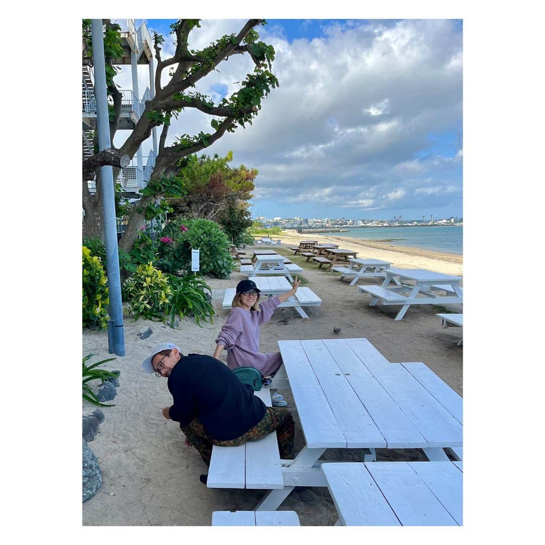 田辺あゆみさんのインスタグラム写真 - (田辺あゆみInstagram)「🌴 12月の沖縄は、びっくりするくらい夏だった。 日差しがじりじりと突き刺さり、日焼けしたような。  滞在中盤に発熱してしまい、思ったように動けず不完全燃焼🫠 思い返せば、前回も帰るころに体調崩したなー🙄 沖縄きたら、もっとゆっくりと過ごしなさいなってことかな。  会えずじまいになってしまった友人や、行きたかったお店いろいろ、また次回の楽しみにとっておきますー。すぐに戻れたらな✨  最後はどうしても寄りたかった憩いのビーチへ。 つきあってくれた友人が、暑い中 @freaksstore_official のスウェット着てくれてて、自分もパンツはいてるし、バッグまでもお揃い😆 そして全員 @ari_madeinthailand のキャップ🧢で、完全にユニフォームと化してました。 みんな気に入ってくれててうれしいよー🥰」12月16日 20時17分 - _ayumitanabe_