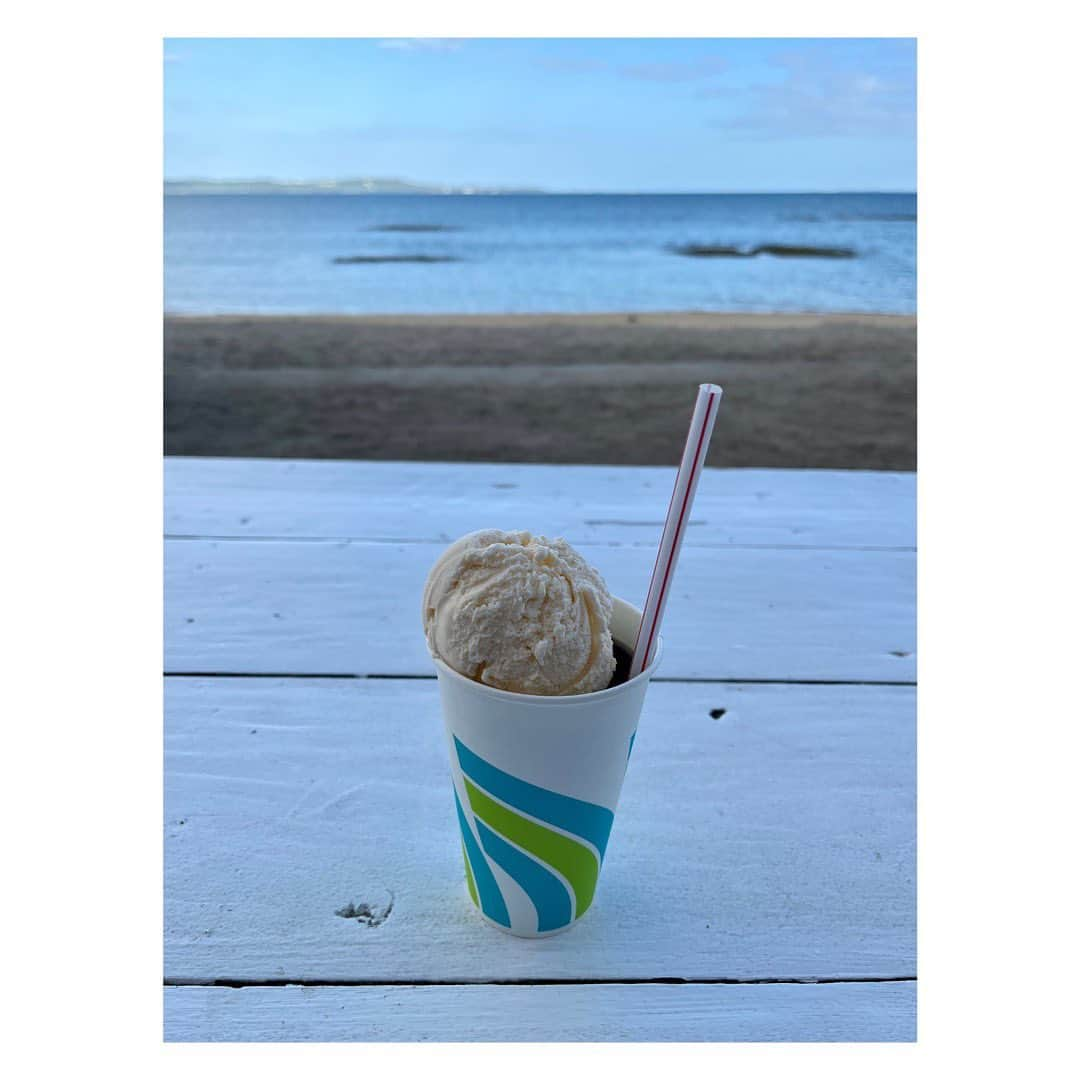 田辺あゆみさんのインスタグラム写真 - (田辺あゆみInstagram)「🌴 12月の沖縄は、びっくりするくらい夏だった。 日差しがじりじりと突き刺さり、日焼けしたような。  滞在中盤に発熱してしまい、思ったように動けず不完全燃焼🫠 思い返せば、前回も帰るころに体調崩したなー🙄 沖縄きたら、もっとゆっくりと過ごしなさいなってことかな。  会えずじまいになってしまった友人や、行きたかったお店いろいろ、また次回の楽しみにとっておきますー。すぐに戻れたらな✨  最後はどうしても寄りたかった憩いのビーチへ。 つきあってくれた友人が、暑い中 @freaksstore_official のスウェット着てくれてて、自分もパンツはいてるし、バッグまでもお揃い😆 そして全員 @ari_madeinthailand のキャップ🧢で、完全にユニフォームと化してました。 みんな気に入ってくれててうれしいよー🥰」12月16日 20時17分 - _ayumitanabe_