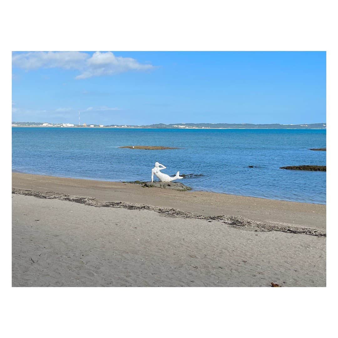 田辺あゆみさんのインスタグラム写真 - (田辺あゆみInstagram)「🌴 12月の沖縄は、びっくりするくらい夏だった。 日差しがじりじりと突き刺さり、日焼けしたような。  滞在中盤に発熱してしまい、思ったように動けず不完全燃焼🫠 思い返せば、前回も帰るころに体調崩したなー🙄 沖縄きたら、もっとゆっくりと過ごしなさいなってことかな。  会えずじまいになってしまった友人や、行きたかったお店いろいろ、また次回の楽しみにとっておきますー。すぐに戻れたらな✨  最後はどうしても寄りたかった憩いのビーチへ。 つきあってくれた友人が、暑い中 @freaksstore_official のスウェット着てくれてて、自分もパンツはいてるし、バッグまでもお揃い😆 そして全員 @ari_madeinthailand のキャップ🧢で、完全にユニフォームと化してました。 みんな気に入ってくれててうれしいよー🥰」12月16日 20時17分 - _ayumitanabe_
