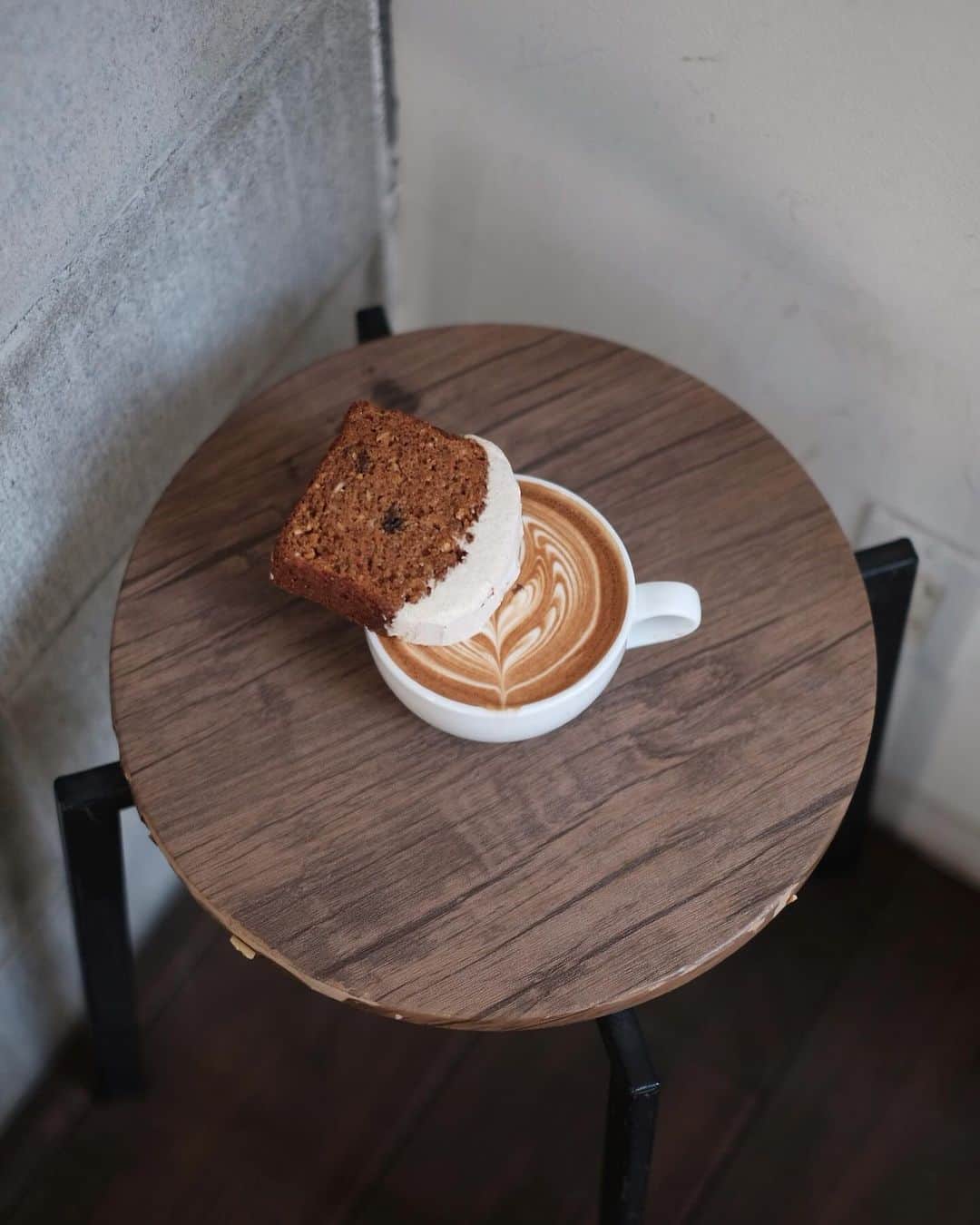 matsukenのインスタグラム：「_✔︎     先日 @silo_coffee で 1年半ぶりに開催されたPOP UPへ    りくとくんのラテ @kurocoffeestand   ちーさんの焼き菓子とエアロプレスのコーヒー @yorimiti.___      スパイスの効いた焼き菓子と ラテ・コーヒーどれも美味しかったな。     ふたりが作り出すやわらかく あたたかい空間が素敵でした🍃     #silocoffeestand  #kurocofeestand #yorimiti  #matsukencafe」