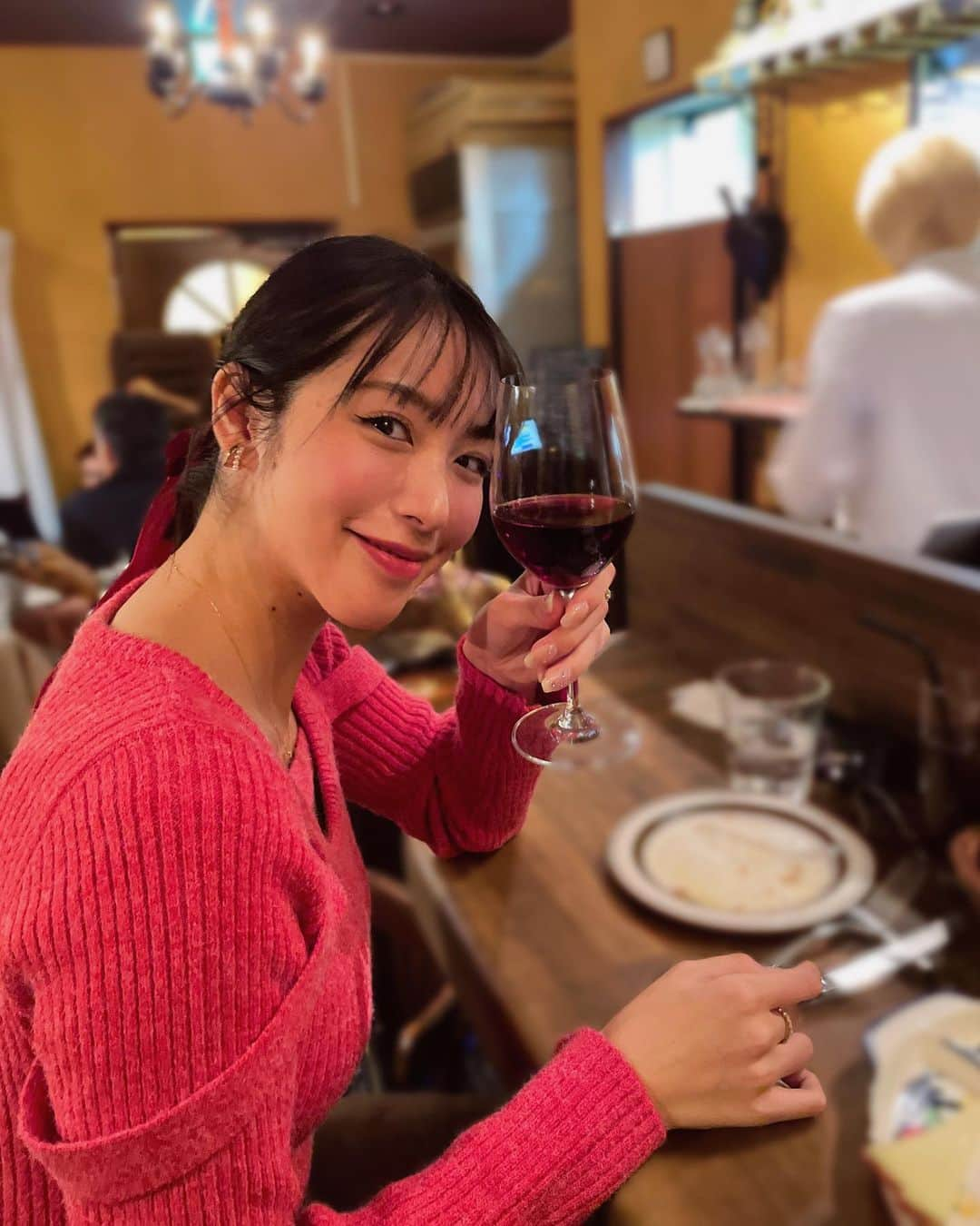 CHIAKIさんのインスタグラム写真 - (CHIAKIInstagram)「. ほろ酔い🍷 いつも一杯だけ🫠 大好きな人達と食べるご飯が本当幸せ」12月16日 20時18分 - cjd_chiaki