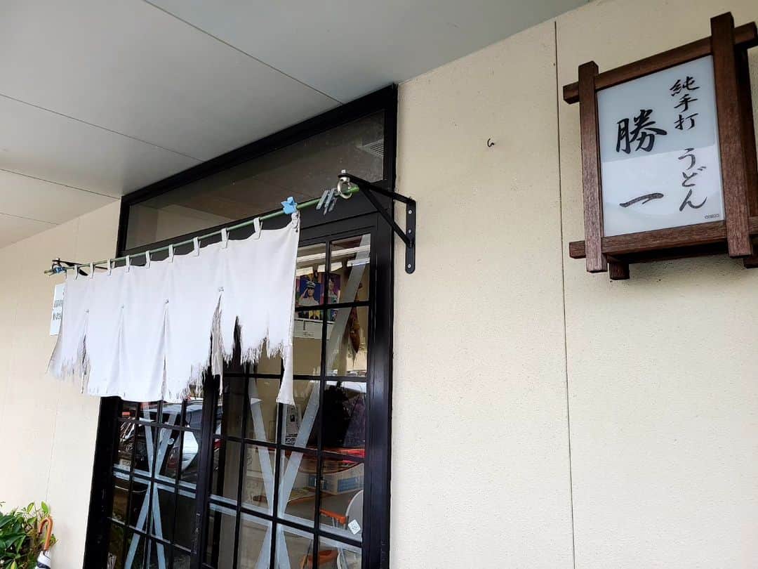 松本康太さんのインスタグラム写真 - (松本康太Instagram)「『勝一』  山口市吉敷にあるうどん屋さん！ のれんに誘われてお店の中へ！  純手打ちのうどんなのにめちゃくちゃ安い！！ 肉うどん+ごぼうのかき揚げ=600円　  太麺でとっても美味しいのです。  しょうゆ(温)を追加注文！290円　 旨い！お腹パンパン！　  近くに湯田温泉があるので行かれた時はぜひ「勝一」へオススメですo(^o^)o　  #うどん#うどん勝一#山口市#吉敷#湯田温泉#レギュラー松本#あるある探検隊#グルメ探検隊」12月16日 20時29分 - aruarutankentai.matsumoto