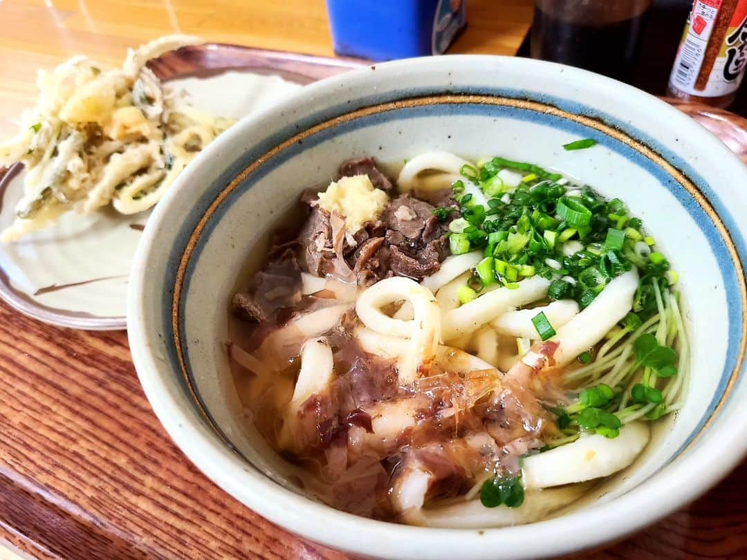 松本康太のインスタグラム：「『勝一』  山口市吉敷にあるうどん屋さん！ のれんに誘われてお店の中へ！  純手打ちのうどんなのにめちゃくちゃ安い！！ 肉うどん+ごぼうのかき揚げ=600円　  太麺でとっても美味しいのです。  しょうゆ(温)を追加注文！290円　 旨い！お腹パンパン！　  近くに湯田温泉があるので行かれた時はぜひ「勝一」へオススメですo(^o^)o　  #うどん#うどん勝一#山口市#吉敷#湯田温泉#レギュラー松本#あるある探検隊#グルメ探検隊」