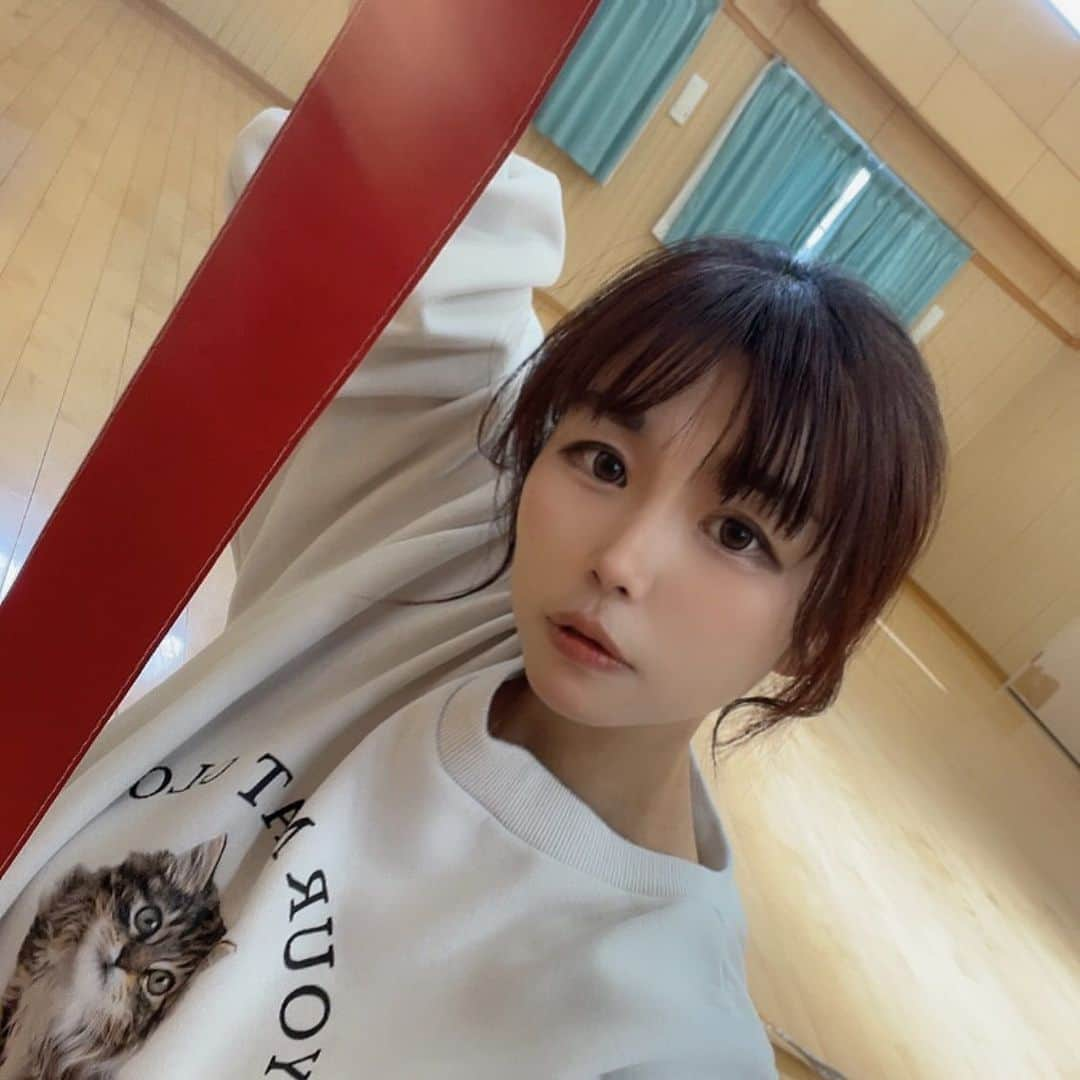 桜川ひめこのインスタグラム：「この間、いつもの新体操自主練してきたよ➰🩷⭐️🩷  大分振りも入ったし、ここからは磨きをかけるところなんだけど、次回でリボンは一旦終了！ それもそのはずで、ひめめちゃんは1ヶ月ほどぎっくり腰をやって休んでいたのです🥲🤸➰  だから本当はここから1ヶ月仕上げていくんだろうなあと、感じて、それがまた次回に繋げられそう。 学びました( ∩´ω`*∩)  自主練のあと、いもーととめろんにゃん（むすこ）とランチして、原宿へ➰ しかしこの日はお店お休みの日で……  その足で新宿のチャコットへ🩰 チャコットで欲しかったボールケースと、新体操のシューズをゲット🤸⭐️🩷⭐️🩷  このケースにこれから愛しのボールちゃんを収納していきます🤭➰➰➰➰➰(((∩'ω'∩)))  リボンが次で一旦ラスト🎀 寂しい＆次がワクワク🩷⭐️🩵🍈  #新体操　#新体操ガール  #新体操アイドル　#新体操ボール　#新体操ボールケース  #新体操ボールバッグ  #新体操ボール入れ  #新体操ボールカバー  #新体操ボール袋 #idol #アイドル　#ササキ　#チャコット　#チャコット新体操」