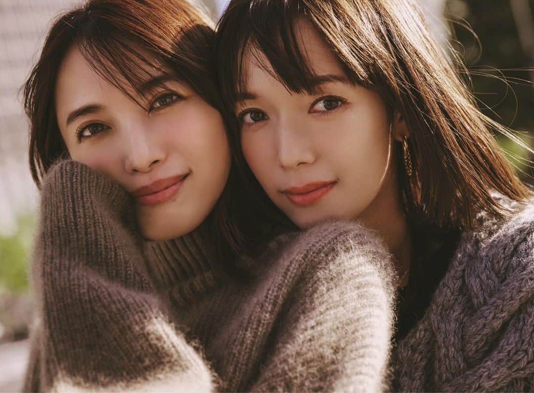 佐藤栞里のインスタグラム：「. BAILA1月号の女子会企画🦭 さとちゃんの隣にいたら、 緊張する撮影でも自然と笑顔になれちゃって もはや笑顔を通り越してお仕事にならない時間もあるくらい 楽しくて優しくてあたたかい時間になります🫧 久しぶりにふたりで撮影ができて嬉しかったな☺️ 毎月あるといいな🥰笑」