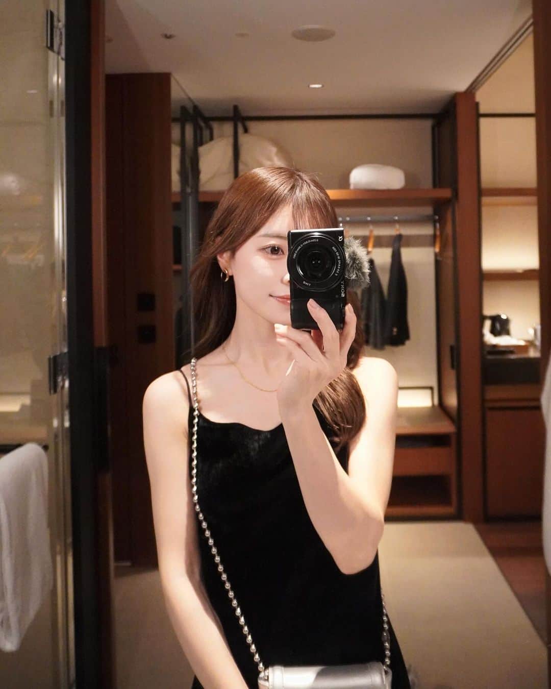工藤はるかのインスタグラム：「📷🩶  実は少し前にカメラを買って、 最近はカメラで撮るのにハマっています。✨  これは沖縄のホテルでの写真。  最後は最近買ったキラキラのシールが可愛くて,🤳🏻♡」