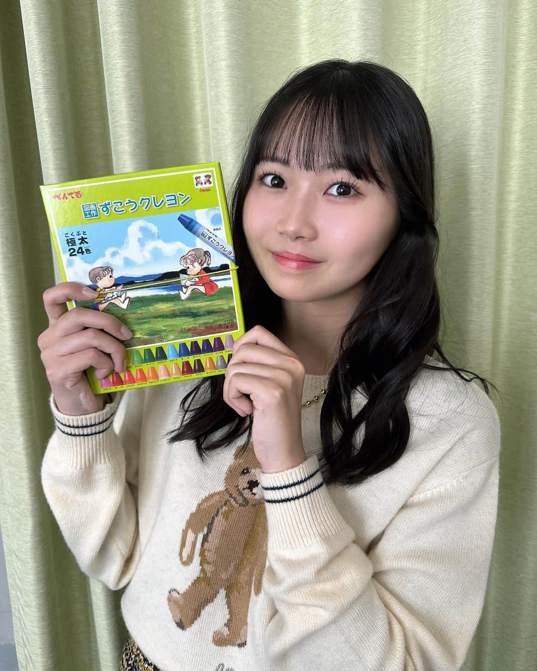 岡村ほまれのインスタグラム：「・ 「趣味の文具箱 2024年1月号 vol.68」発売されました！！  今回はぺんてるさんにお邪魔してクレヨンが出来るまでを学ばせていただきました🖍  そして今回もLILY BROWNさんの素敵なお洋服着用させていただいてます🧸🤎  #モーニング娘23  #morningmusume  #岡村ほまれ  #ほまたん #ほまたん優勝  #趣味の文具箱 #ぺんてる  #リリーブラウン」