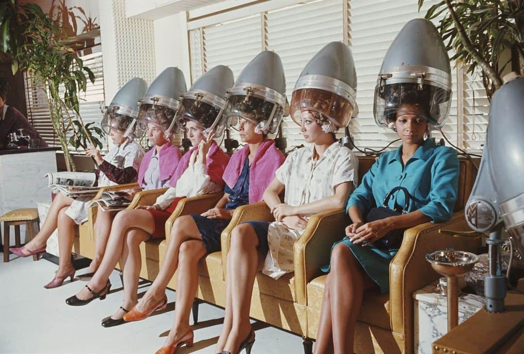 Vogue Beautyのインスタグラム：「For those whose hair is adorned, for better or worse, with silver strands, learning how to cover gray hair without dye is akin to a magic trick. “I’ve noticed it takes about four to six weeks for grays to start making their way back after coloring,” says hairstylist @dimitrishair, a favorite of the likes of Amal Clooney, Gwyneth Paltrow, and the Kardashians. While some may welcome regular touch-up appointments, others would do well to explore the art of obscuring gray hair sans dye—or even using a touch of at-home color should the need arise. Tap the link in our bio for everything you need to know to camouflage silver roots between salon appointments.」