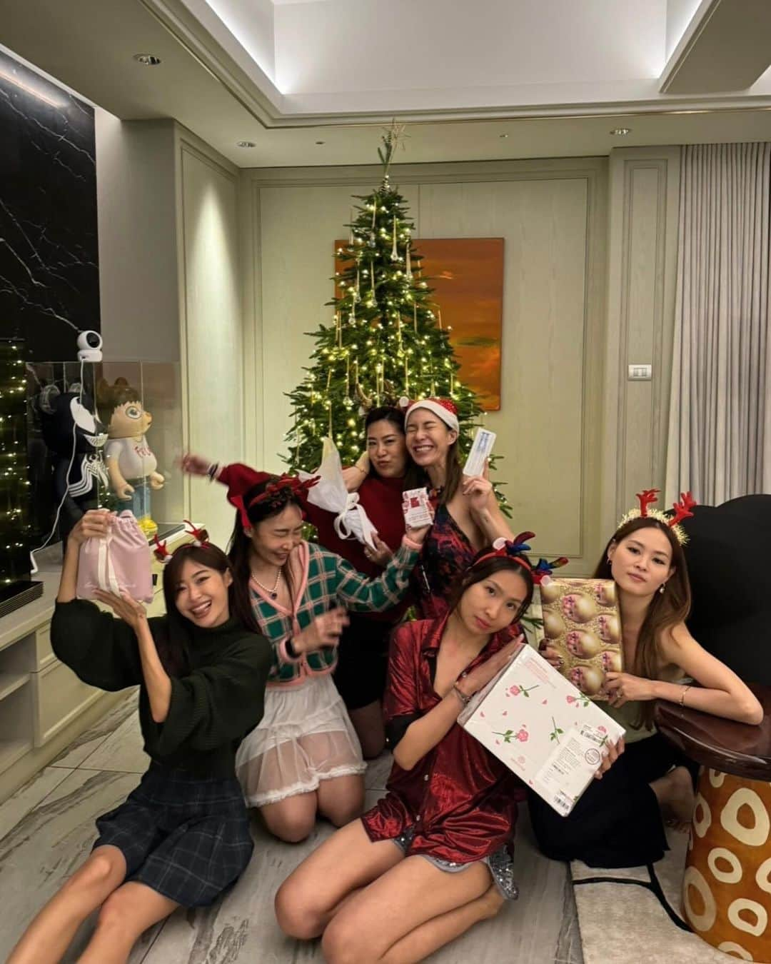 イプシー・キーラティさんのインスタグラム写真 - (イプシー・キーラティInstagram)「good vibes & great friends 🎄🧸🎶 ❤️」12月16日 20時43分 - gypsykeerati