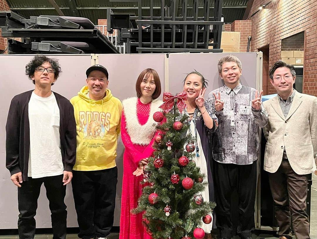 半崎美子さんのインスタグラム写真 - (半崎美子Instagram)「エアトリpresents 「毎日がクリスマス」横浜赤レンガホールへご来場頂いた皆様、本当にありがとうございました！ 煌めく笑顔や涙が舞台から良く見えて何度も込み上げました。元ちとせさんとの北と南のコラボ、ミトカツユキさん＆和田建一郎さんのナイスな演奏にも感謝です！ ご縁を下さったISEKIさんにも♪  明日、17日、18日は、青森県五所川原市「FOREST BLUE」で歌います！ディナーライブは完売していますが、17日のピアノライブは配信もありますのでぜひ🎹 https://forestblue-aomori.com  #半崎美子  #元ちとせ さん #毎日がクリスマス」12月16日 20時50分 - yoshikohanzaki