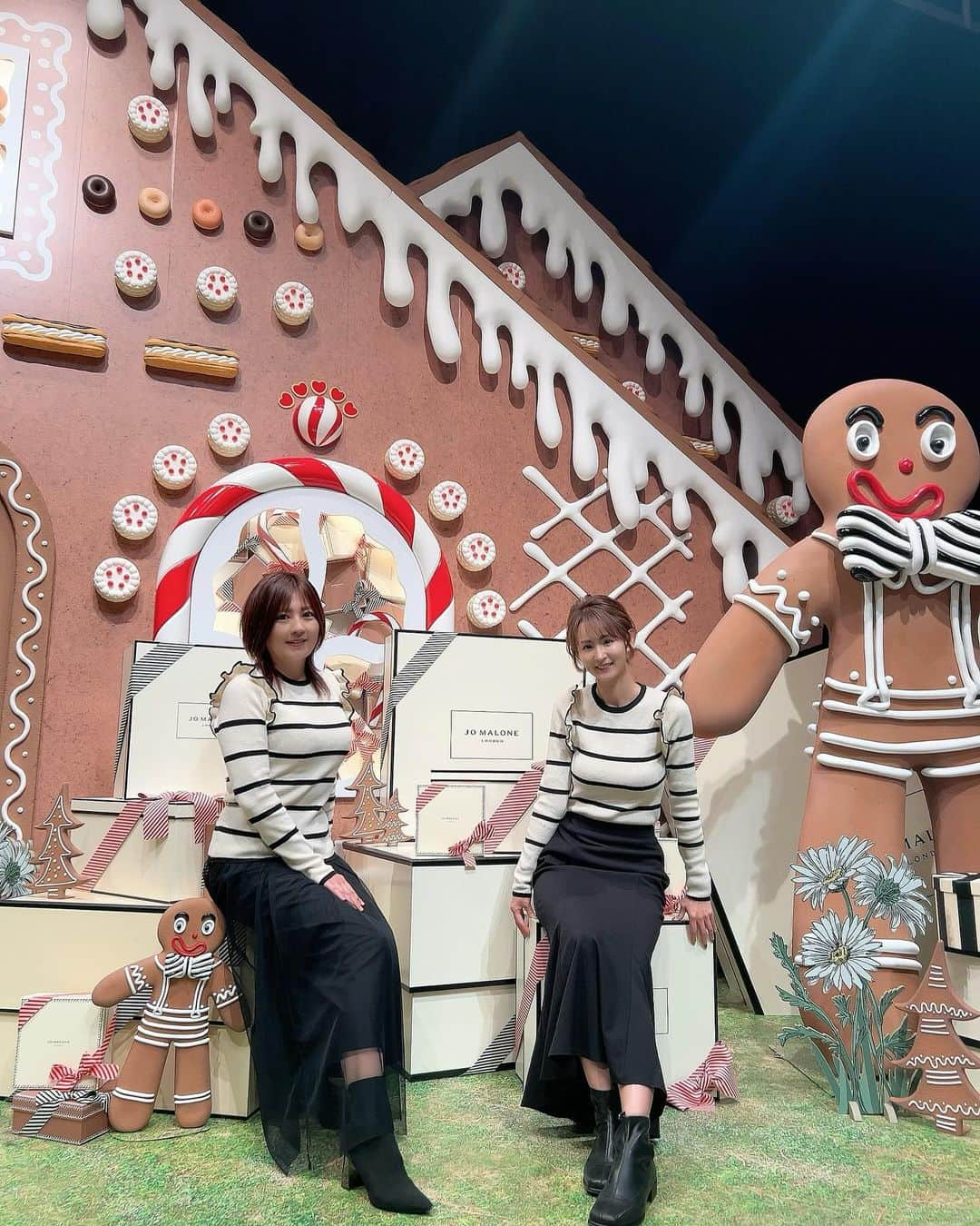 花清まゆこのインスタグラム：「🎄Welcome To Gingerbread Land〜ポップ アップ イベント🎄  ジョーマローンのポップアップイベント✨  とっても可愛い世界観を堪能してきました❤️  画面をタッチすると、 自分がジンジャーマンになれて、、 楽しかった（笑）  12月14日(木)– 12月25日(月) 11:00〜21:00* [最終日25日のみ11:00～20:00*] ＊最終入場は30分前まで  表参道ヒルズ B3F スペース オー 東京都渋谷区神宮前4丁目12番10号  入場無料・予約制  #ジョーマローン  #jomalone  @jomalonelondon  #ポップアップイベント #表参道ヒルズ #ジンジャーマン #可愛い #双子コーデ  #おそろコーデ」