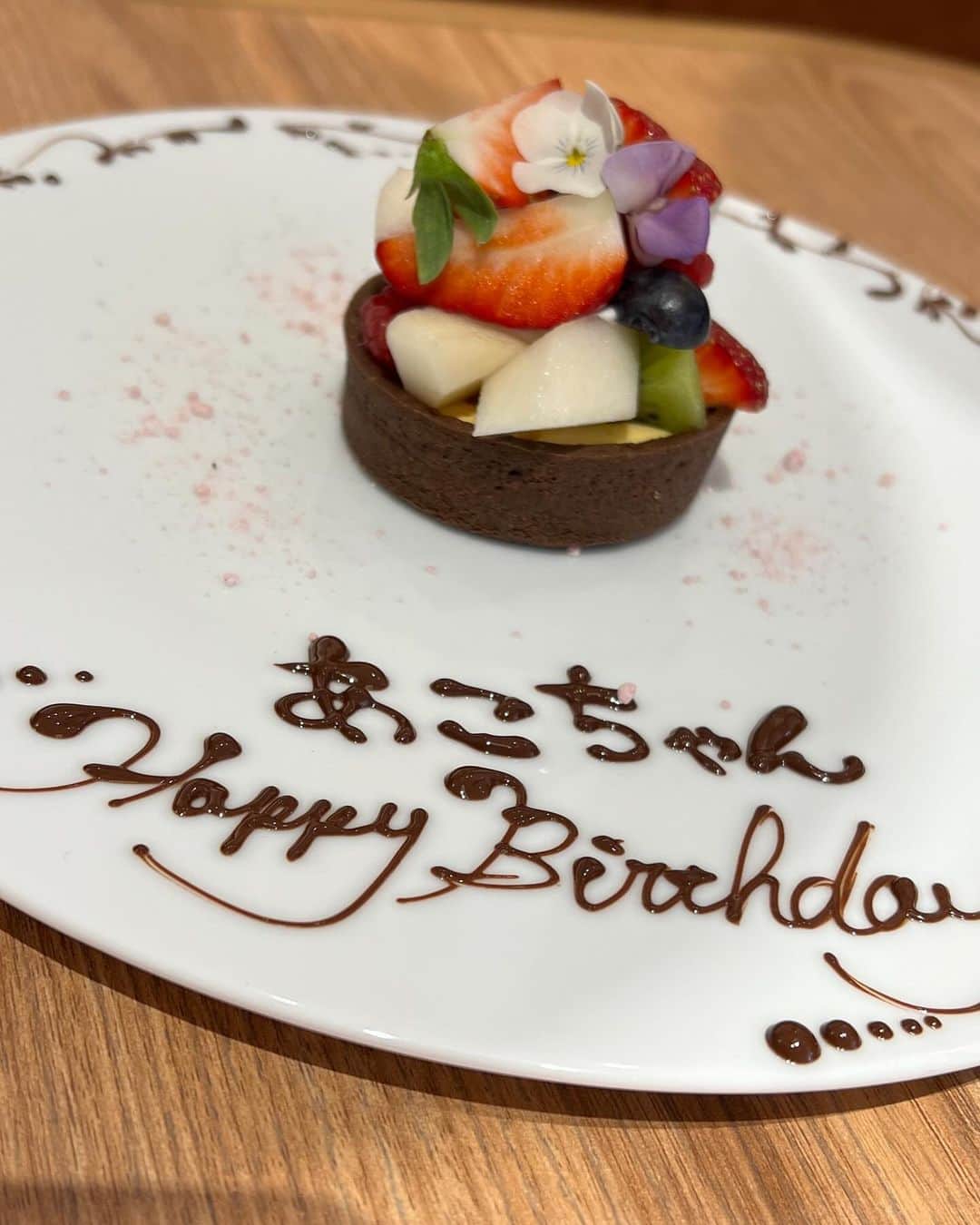 開高明日香さんのインスタグラム写真 - (開高明日香Instagram)「同じ事務所の後藤明子ちゃんと、身体の内側から美しくなる健康志向のランチデート❤️  先日あこちゃんのお誕生日だったので、デザートでプチお祝い🎁  相変わらずの超絶キュートな天使っぷりに、ただただうっとり‎♡⃛ ̖́-  お話していてこちらまで、穏やかな優しい気持ちになれる女性✨ 見習いたいことだらけ。  リスペクト出来るお友達とは、たくさん会いたい🫶  あこちゃん、おめでとう〜🎉  そう、クリスマスプレゼントでアディクションのコスメいただいちゃったー🥹❤️ 美女からの信頼出来るコスメ、嬉しすぎる😍  #誕生日 #ロートレシピ #ロートレシピnu茶屋町プラス #大阪ランチ #梅田ランチ #茶屋町ランチ #大阪カフェ #梅田カフェ #茶屋町カフェ」12月16日 21時07分 - asukakaiko