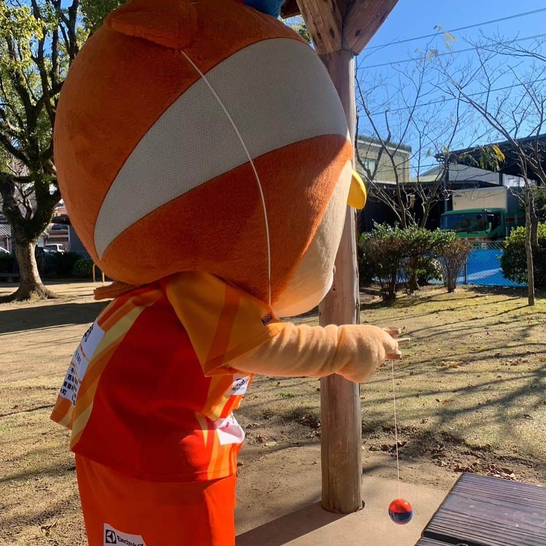 ヴィヴィくんさんのインスタグラム写真 - (ヴィヴィくんInstagram)「ぽかぽかっのこうえんでまったり～🐥☀️  あし、はいらない…💦  さいごのおしゃしんはしゅっちょうちゅうにスタッフさんからおくられてきたおしゃしん👀  「ヴィヴィくんがたくさんのむからスコールかんばいしてるよ‼️」って、ぼくじむしょのじはんきではまだ1ぽんしかのんでないのに…💦 ぬれぎぬですっ‼️😂  #vvaren #vファーレン #vファーレン長崎 #長崎 #ヴィヴィくん #スコール #はんにんはスタッフさんたち☺️ #きょう長崎にかえってきました✨ #しゅっちょうのときのおしゃしんはちょっとずつインスタにとうこうしたいとおもいます＼(^o^)／」12月16日 20時59分 - vivikun_vvn