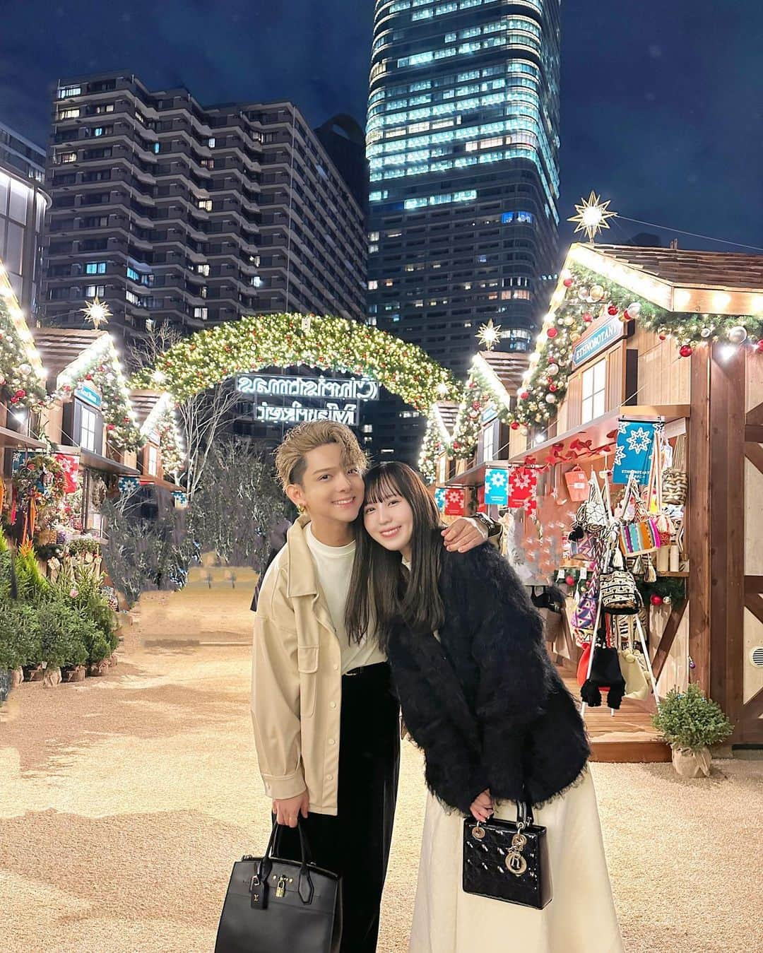 ゆりなのインスタグラム：「Christmas Market 🎄✨ . 新しくできた麻布台ヒルズ お洒落なカフェやクリスマスマーケットがあって とっても楽しかったです🥰また行きたいな🥰 . . #クリスマス#クリスマスマーケット#クリスマスデート #麻布台ヒルズ#Christmas#christmasmarket#カップル」